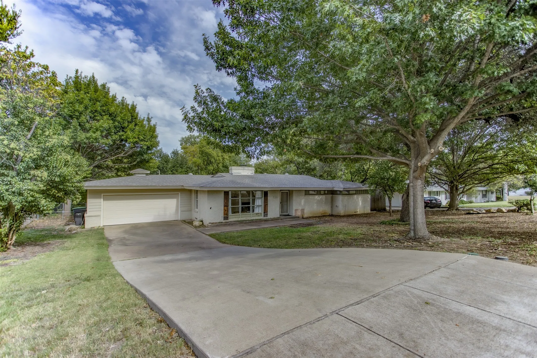 Single Family Residence For Sale in Tarrant County , 3465 Wellington Road, Fort Worth, Texas 76116, 2 Bedroom, 2 Bathroom, 2 Garage spaces, 1,605 Sqft, built in 1952, Preowned, mls#21073844, Real Estate Agent in Fort Worth, Homes For Sale in Tarrant county, Homes For Sale in Fort Worth, Realtor in Fort Worth Texas, Real Estate Brokerage Independent Realty Texas, Luminita Cordes Realtor