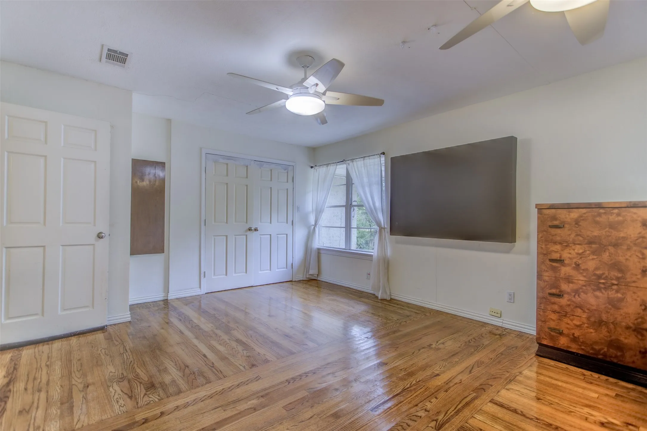 Single Family Residence For Sale in Tarrant County , 3465 Wellington Road, Fort Worth, Texas 76116, 2 Bedroom, 2 Bathroom, 2 Garage spaces, 1,605 Sqft, built in 1952, Preowned, mls#21073844, Real Estate Agent in Fort Worth, Homes For Sale in Tarrant county, Homes For Sale in Fort Worth, Realtor in Fort Worth Texas, Real Estate Brokerage Independent Realty Texas, Luminita Cordes Realtor