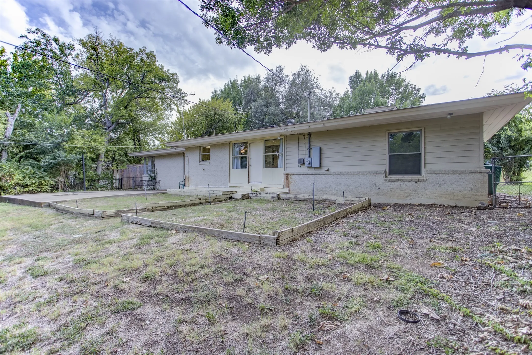 Single Family Residence For Sale in Tarrant County , 3465 Wellington Road, Fort Worth, Texas 76116, 2 Bedroom, 2 Bathroom, 2 Garage spaces, 1,605 Sqft, built in 1952, Preowned, mls#21073844, Real Estate Agent in Fort Worth, Homes For Sale in Tarrant county, Homes For Sale in Fort Worth, Realtor in Fort Worth Texas, Real Estate Brokerage Independent Realty Texas, Luminita Cordes Realtor