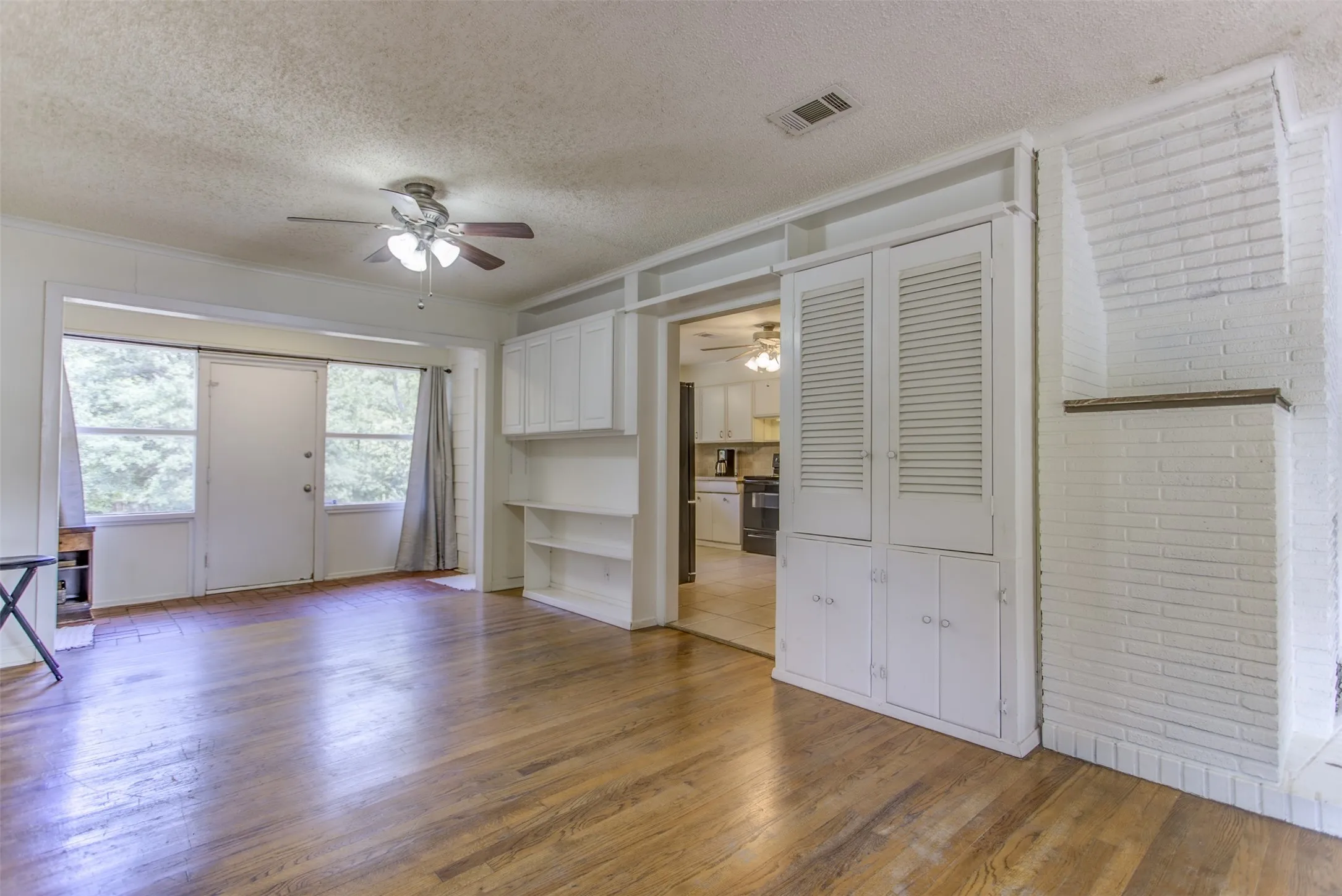 Single Family Residence For Sale in Tarrant County , 3465 Wellington Road, Fort Worth, Texas 76116, 2 Bedroom, 2 Bathroom, 2 Garage spaces, 1,605 Sqft, built in 1952, Preowned, mls#21073844, Real Estate Agent in Fort Worth, Homes For Sale in Tarrant county, Homes For Sale in Fort Worth, Realtor in Fort Worth Texas, Real Estate Brokerage Independent Realty Texas, Luminita Cordes Realtor