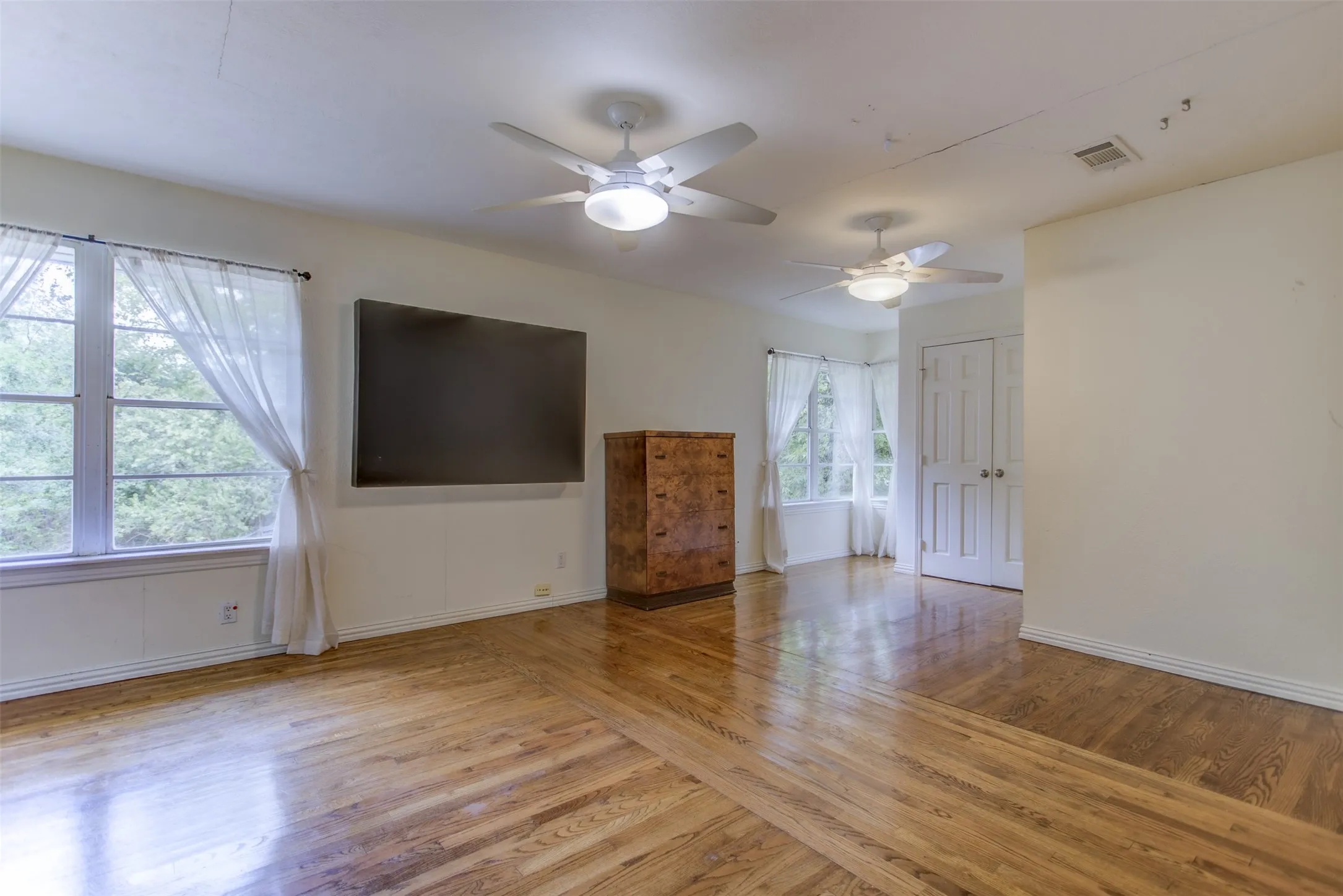 Single Family Residence For Sale in Tarrant County , 3465 Wellington Road, Fort Worth, Texas 76116, 2 Bedroom, 2 Bathroom, 2 Garage spaces, 1,605 Sqft, built in 1952, Preowned, mls#21073844, Real Estate Agent in Fort Worth, Homes For Sale in Tarrant county, Homes For Sale in Fort Worth, Realtor in Fort Worth Texas, Real Estate Brokerage Independent Realty Texas, Luminita Cordes Realtor