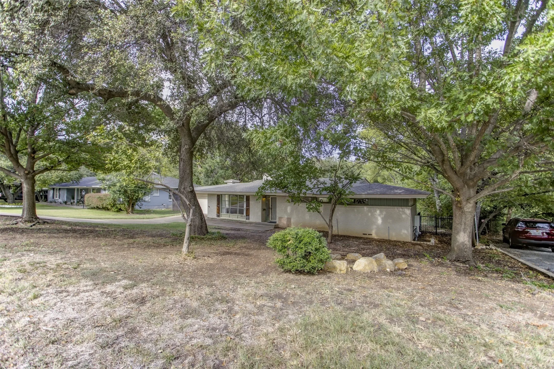 Single Family Residence For Sale in Tarrant County , 3465 Wellington Road, Fort Worth, Texas 76116, 2 Bedroom, 2 Bathroom, 2 Garage spaces, 1,605 Sqft, built in 1952, Preowned, mls#21073844, Real Estate Agent in Fort Worth, Homes For Sale in Tarrant county, Homes For Sale in Fort Worth, Realtor in Fort Worth Texas, Real Estate Brokerage Independent Realty Texas, Luminita Cordes Realtor