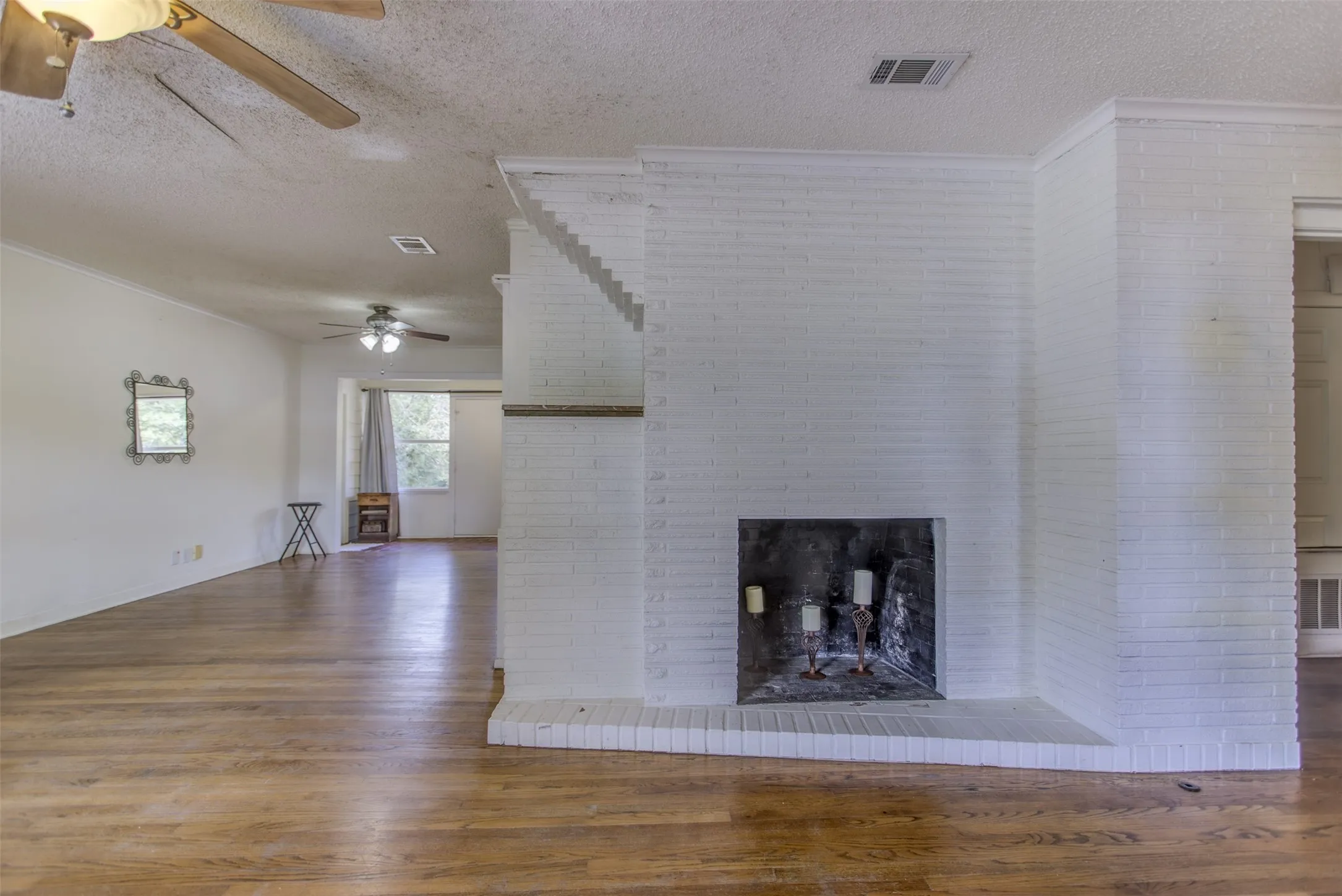 Single Family Residence For Sale in Tarrant County , 3465 Wellington Road, Fort Worth, Texas 76116, 2 Bedroom, 2 Bathroom, 2 Garage spaces, 1,605 Sqft, built in 1952, Preowned, mls#21073844, Real Estate Agent in Fort Worth, Homes For Sale in Tarrant county, Homes For Sale in Fort Worth, Realtor in Fort Worth Texas, Real Estate Brokerage Independent Realty Texas, Luminita Cordes Realtor