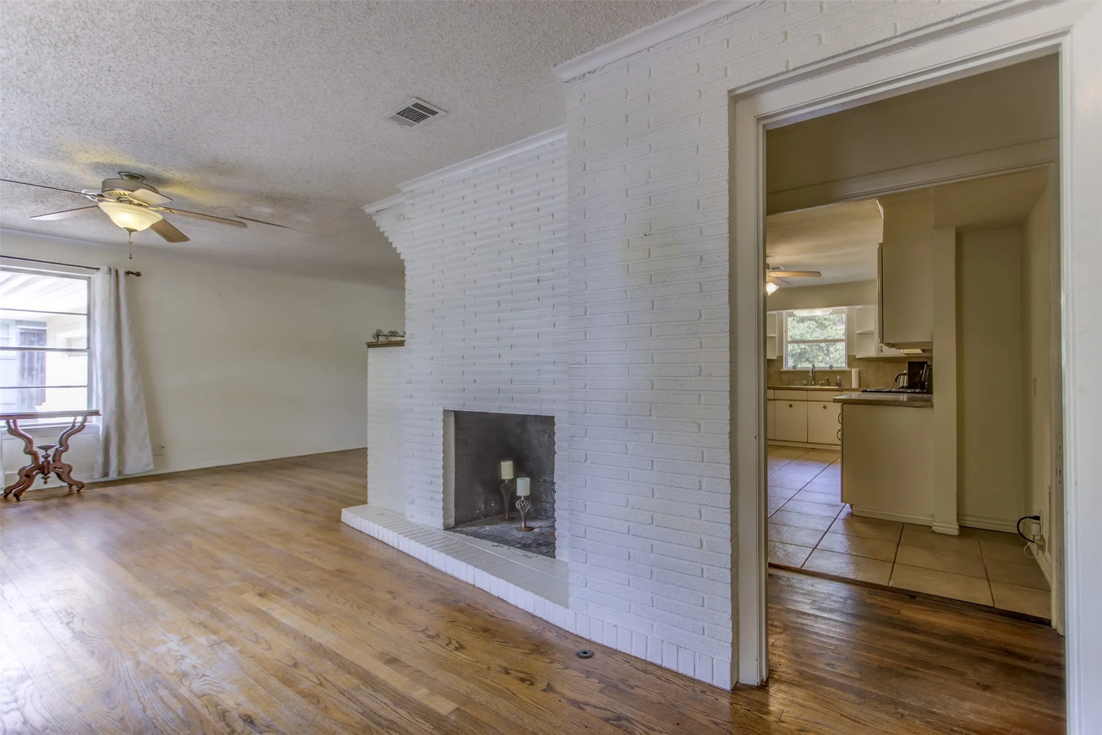 Single Family Residence For Sale in Tarrant County , 3465 Wellington Road, Fort Worth, Texas 76116, 2 Bedroom, 2 Bathroom, 2 Garage spaces, 1,605 Sqft, built in 1952, Preowned, mls#21073844, Real Estate Agent in Fort Worth, Homes For Sale in Tarrant county, Homes For Sale in Fort Worth, Realtor in Fort Worth Texas, Real Estate Brokerage Independent Realty Texas, Luminita Cordes Realtor