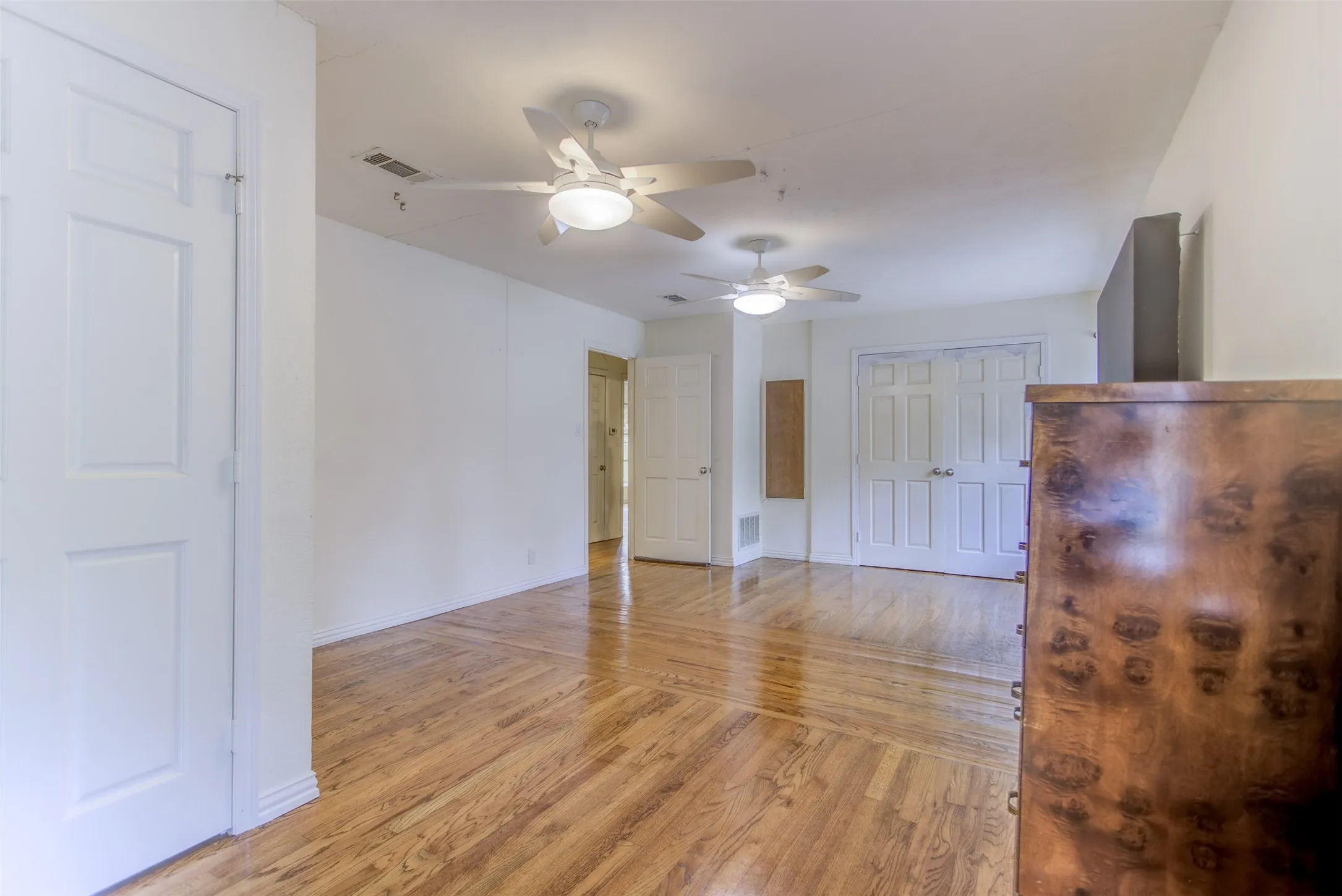 Single Family Residence For Sale in Tarrant County , 3465 Wellington Road, Fort Worth, Texas 76116, 2 Bedroom, 2 Bathroom, 2 Garage spaces, 1,605 Sqft, built in 1952, Preowned, mls#21073844, Real Estate Agent in Fort Worth, Homes For Sale in Tarrant county, Homes For Sale in Fort Worth, Realtor in Fort Worth Texas, Real Estate Brokerage Independent Realty Texas, Luminita Cordes Realtor