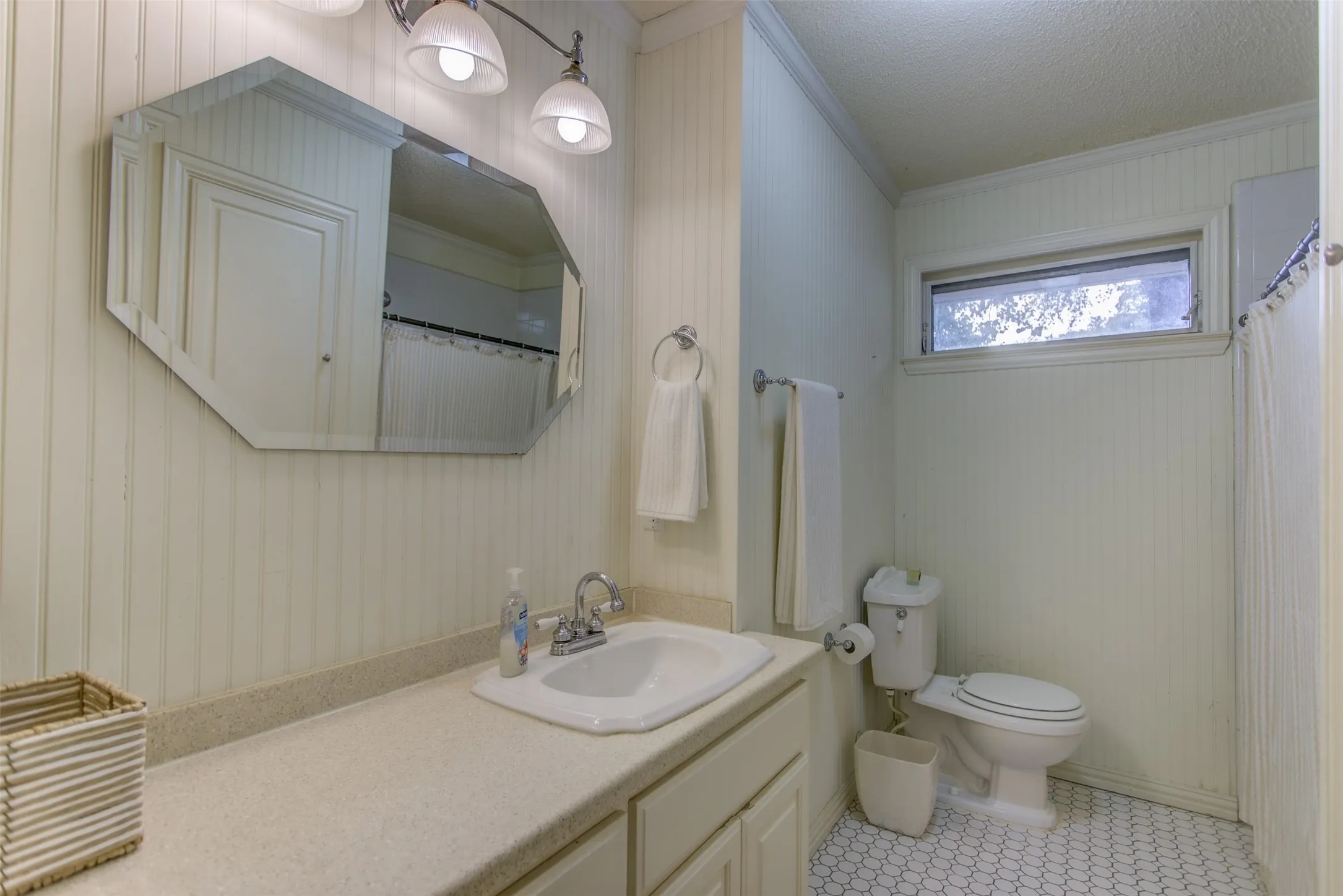 Single Family Residence For Sale in Tarrant County , 3465 Wellington Road, Fort Worth, Texas 76116, 2 Bedroom, 2 Bathroom, 2 Garage spaces, 1,605 Sqft, built in 1952, Preowned, mls#21073844, Real Estate Agent in Fort Worth, Homes For Sale in Tarrant county, Homes For Sale in Fort Worth, Realtor in Fort Worth Texas, Real Estate Brokerage Independent Realty Texas, Luminita Cordes Realtor
