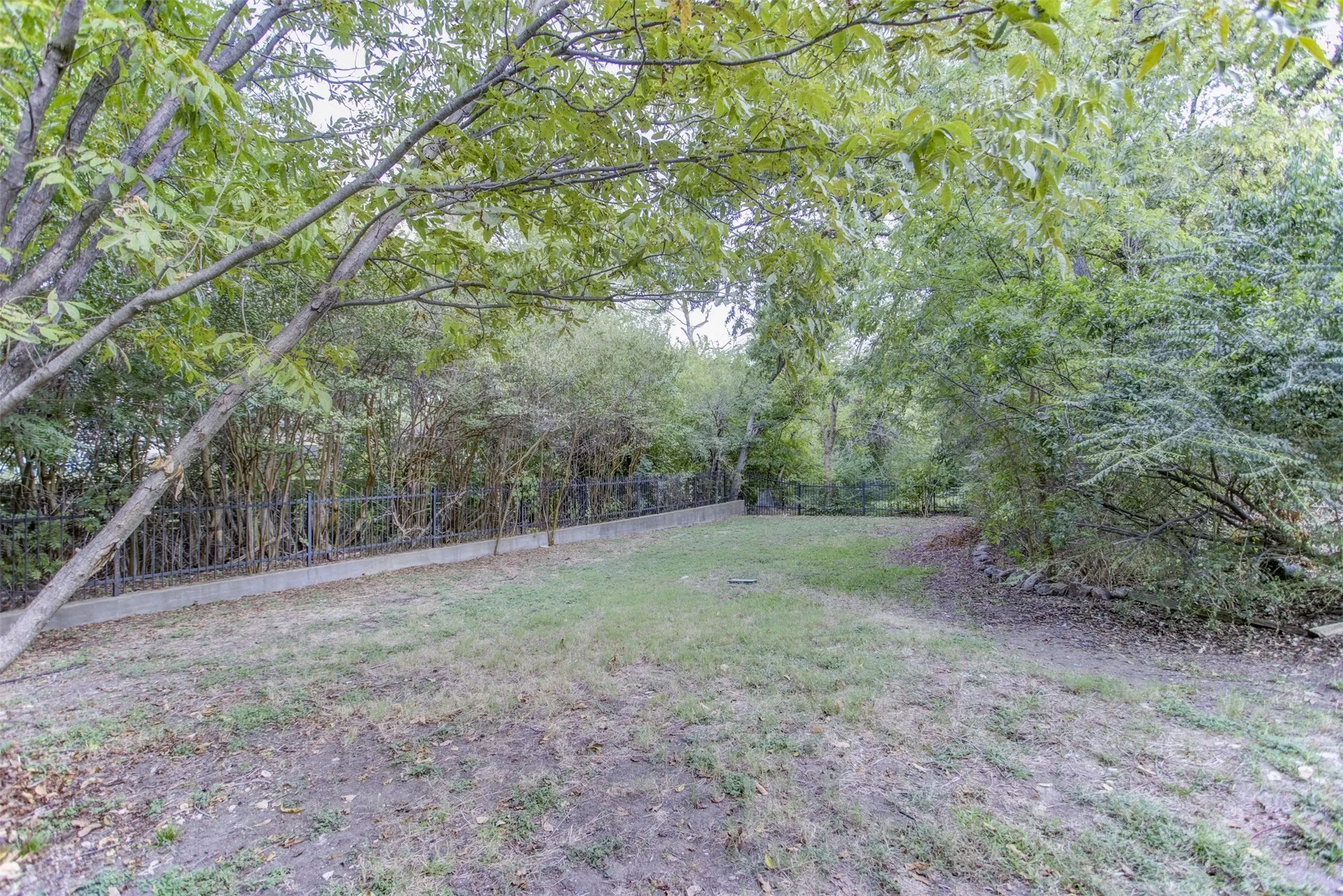 Single Family Residence For Sale in Tarrant County , 3465 Wellington Road, Fort Worth, Texas 76116, 2 Bedroom, 2 Bathroom, 2 Garage spaces, 1,605 Sqft, built in 1952, Preowned, mls#21073844, Real Estate Agent in Fort Worth, Homes For Sale in Tarrant county, Homes For Sale in Fort Worth, Realtor in Fort Worth Texas, Real Estate Brokerage Independent Realty Texas, Luminita Cordes Realtor