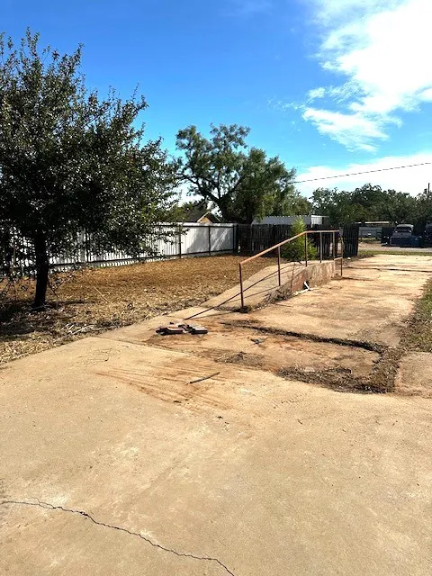 Single Family Residence For Sale in Coke County , 123 E Mc Caulley Avenue, Bronte, Texas 76933, 3 Bedroom, 2 Bathroom, 2 Garage spaces, 1,258 Sqft, built in 1975, Preowned, mls#20986122, Real Estate Agent in Bronte, Homes For Sale in Coke county, Homes For Sale in Bronte, Realtor in Bronte Texas, Real Estate Brokerage Independent Realty Texas, Luminita Cordes Realtor
