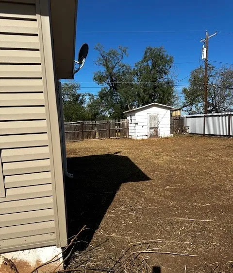 Single Family Residence For Sale in Coke County , 123 E Mc Caulley Avenue, Bronte, Texas 76933, 3 Bedroom, 2 Bathroom, 2 Garage spaces, 1,258 Sqft, built in 1975, Preowned, mls#20986122, Real Estate Agent in Bronte, Homes For Sale in Coke county, Homes For Sale in Bronte, Realtor in Bronte Texas, Real Estate Brokerage Independent Realty Texas, Luminita Cordes Realtor
