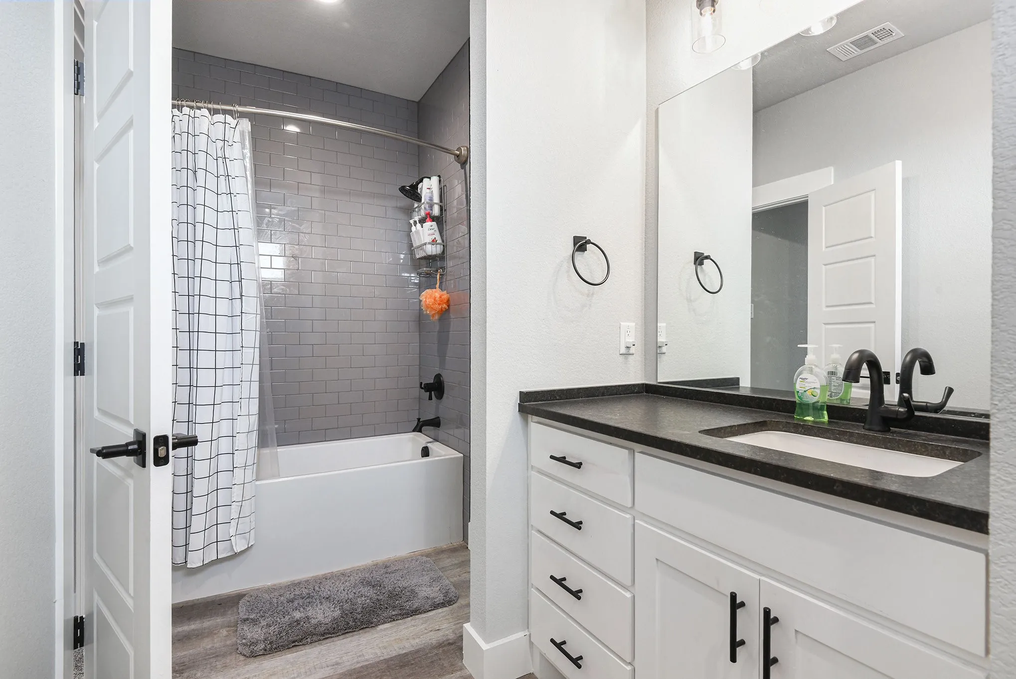 Single Family Residence For Sale in Wise County , 811 County Road 3451, Paradise, Texas 76073, 3 Bedroom, 3 Bathroom, 3 Garage spaces, 2,283 Sqft, built in 2022, Preowned, mls#21072545, Real Estate Agent in Paradise, Homes For Sale in Wise county, Homes For Sale in Paradise, Realtor in Paradise Texas, Real Estate Brokerage Independent Realty Texas, Luminita Cordes Realtor