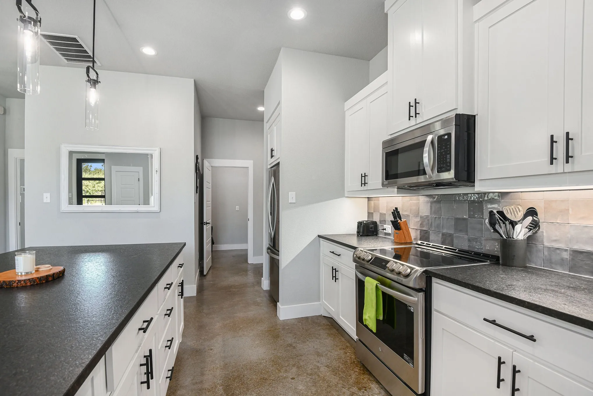 Single Family Residence For Sale in Wise County , 811 County Road 3451, Paradise, Texas 76073, 3 Bedroom, 3 Bathroom, 3 Garage spaces, 2,283 Sqft, built in 2022, Preowned, mls#21072545, Real Estate Agent in Paradise, Homes For Sale in Wise county, Homes For Sale in Paradise, Realtor in Paradise Texas, Real Estate Brokerage Independent Realty Texas, Luminita Cordes Realtor