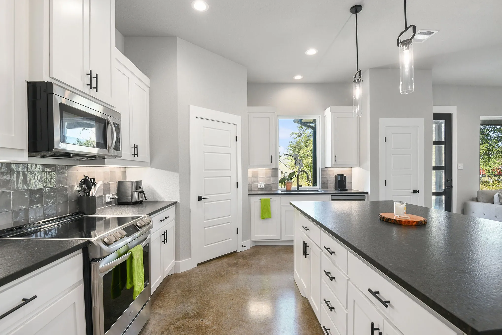 Single Family Residence For Sale in Wise County , 811 County Road 3451, Paradise, Texas 76073, 3 Bedroom, 3 Bathroom, 3 Garage spaces, 2,283 Sqft, built in 2022, Preowned, mls#21072545, Real Estate Agent in Paradise, Homes For Sale in Wise county, Homes For Sale in Paradise, Realtor in Paradise Texas, Real Estate Brokerage Independent Realty Texas, Luminita Cordes Realtor