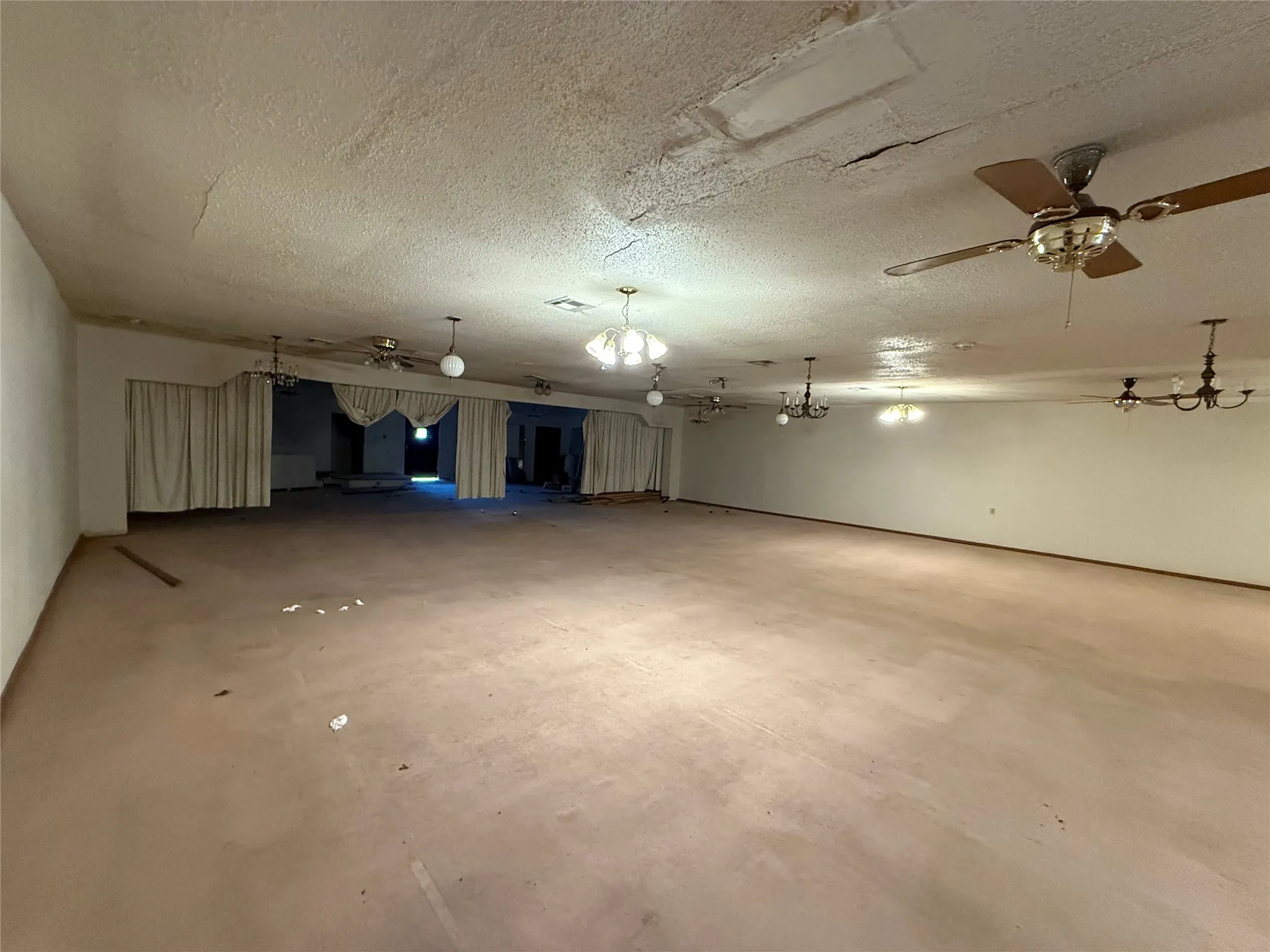 Garage with ceiling fan
