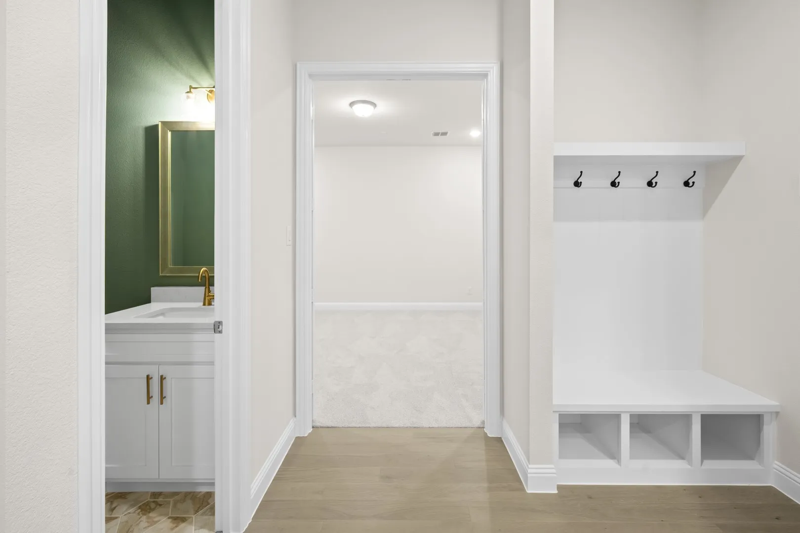 4726 Hawthorn Hills- Mudroom-1