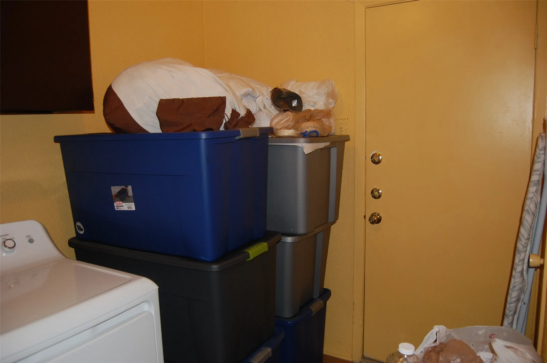 Large Laundry room with washer / dryer