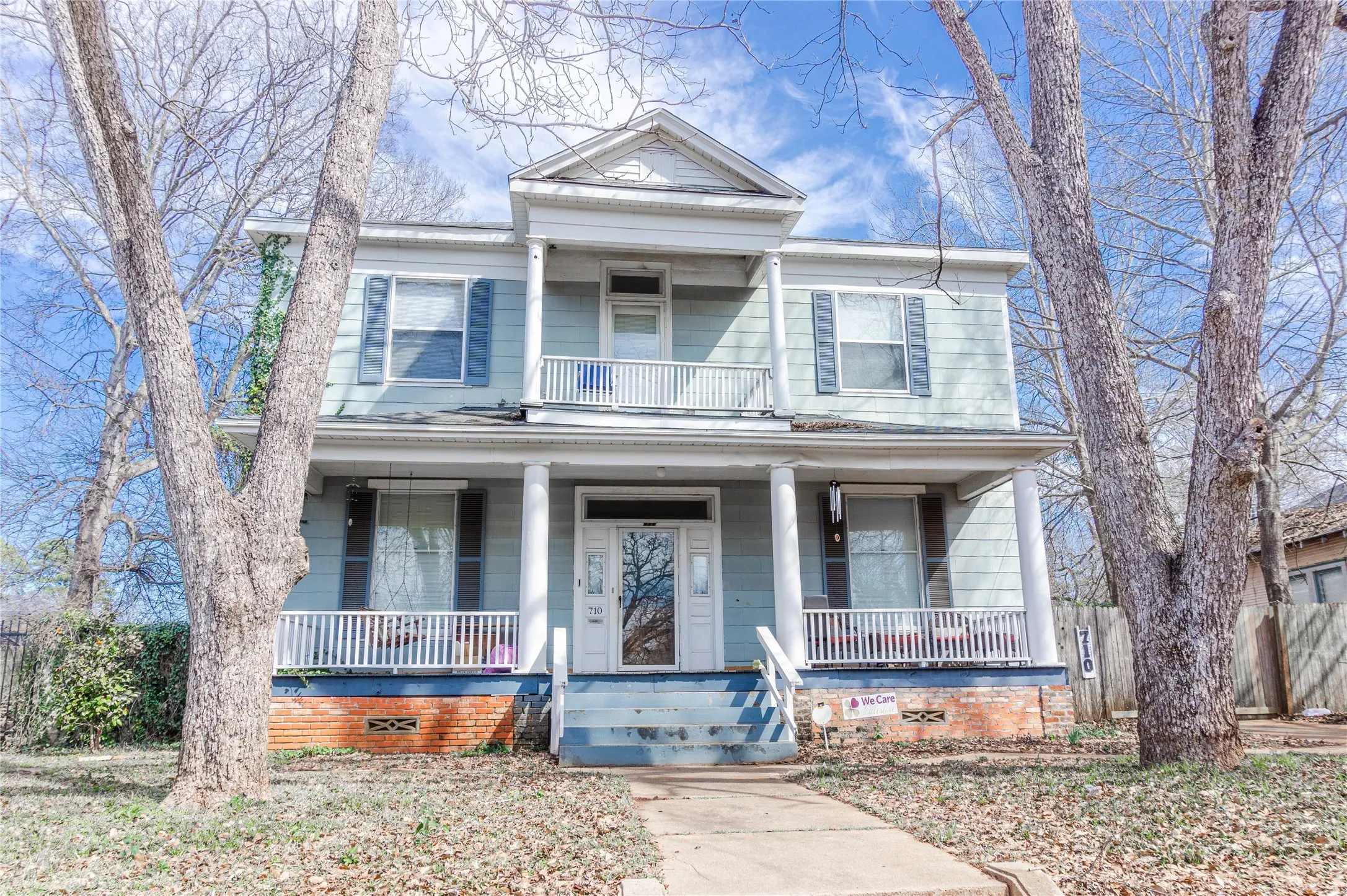 Single Family Residence For Sale in Anderson County , 710 S Magnolia Street, Palestine, Texas 75801, 5 Bedrooms, 3 Bathrooms, 3 Garage spaces, 3,744 Sqft, built in 1910, Price $208,000, mls#21077000, Real Estate Agent in Palestine, Homes For Sale in Anderson county, Homes For Sale in Palestine, Realtor in Palestine Texas, Real Estate Brokerage Independent Realty Texas, Luminita Cordes Realtor
