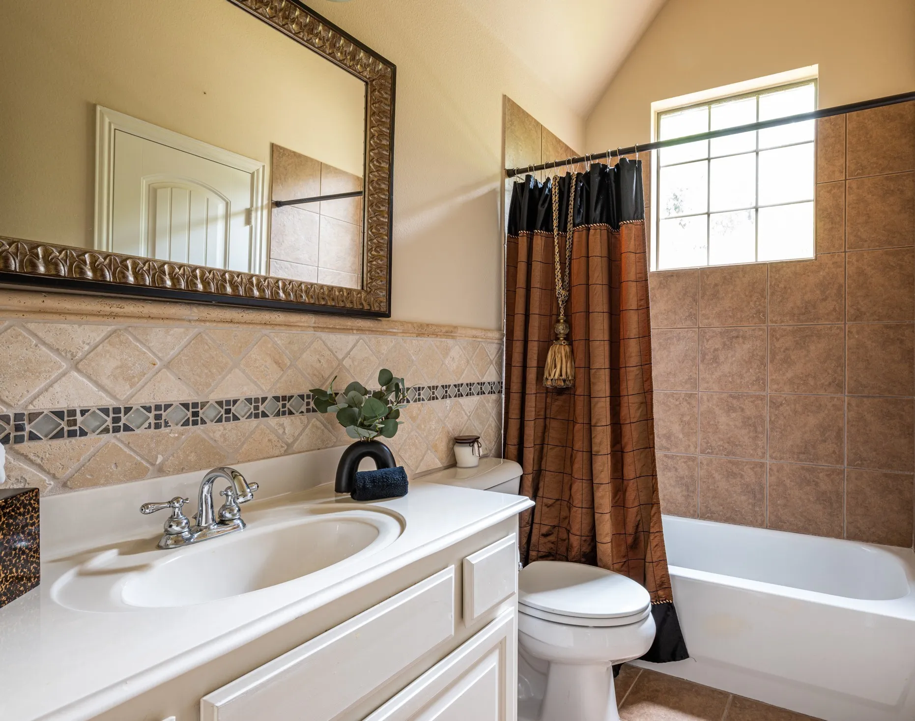 Ensuite Full Bath (1st Floor)