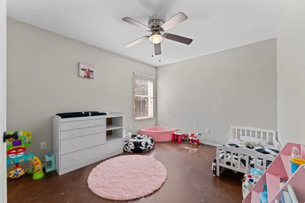 Recreation room with ceiling fan