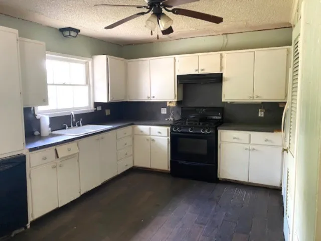 Single Family Residence For Sale in Henderson County , 100 Thunderbird Drive, Athens, Texas 75751, 4 Bedroom, 3 Bathroom, Garage spaces, 1,774 Sqft, built in 1953, mls#21077789, Real Estate Agent in Athens, Homes For Sale in Henderson county, Homes For Sale in Athens, Realtor in Athens Texas, Real Estate Brokerage Independent Realty Texas, Luminita Cordes Realtor