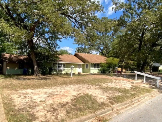 Single Family Residence For Sale in Henderson County , 100 Thunderbird Drive, Athens, Texas 75751, 4 Bedroom, 3 Bathroom, Garage spaces, 1,774 Sqft, built in 1953, mls#21077789, Real Estate Agent in Athens, Homes For Sale in Henderson county, Homes For Sale in Athens, Realtor in Athens Texas, Real Estate Brokerage Independent Realty Texas, Luminita Cordes Realtor