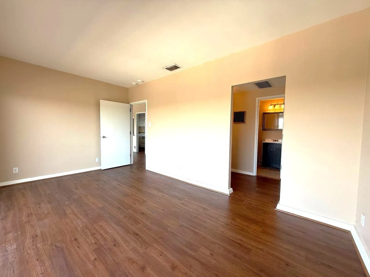 Condominium For Sale in Dallas County , 6211 W Northwest Highway G514, Dallas, Texas 75225, 1 Bedroom, 1 Bathroom, 1 Garage spaces, 710 Sqft, built in 1966, Preowned, mls#21067241, Real Estate Agent in Dallas, Homes For Sale in Dallas county, Homes For Sale in Dallas, Realtor in Dallas Texas, Real Estate Brokerage Independent Realty Texas, Luminita Cordes Realtor