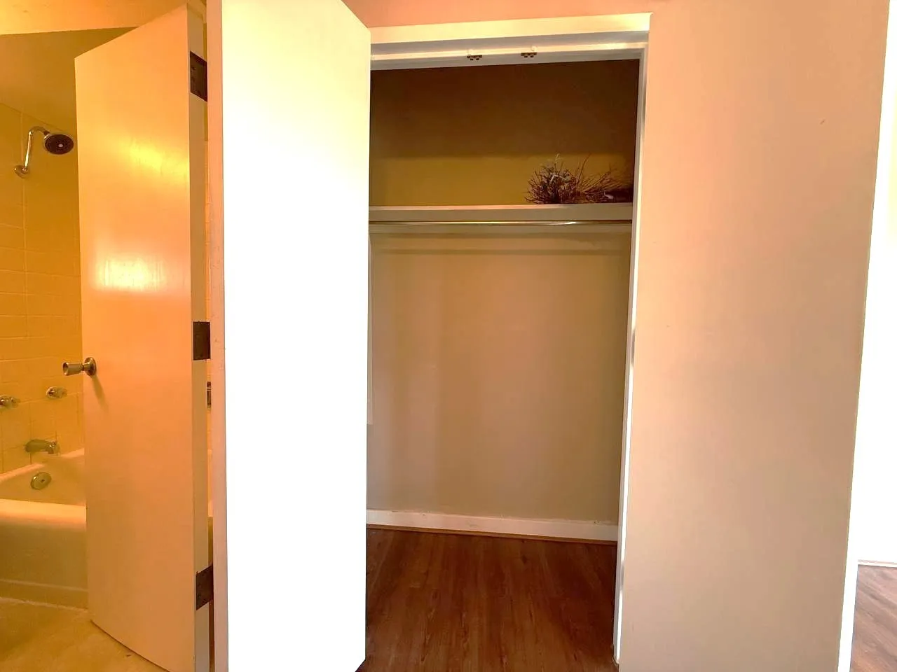 Condominium For Sale in Dallas County , 6211 W Northwest Highway G514, Dallas, Texas 75225, 1 Bedroom, 1 Bathroom, 1 Garage spaces, 710 Sqft, built in 1966, Preowned, mls#21067241, Real Estate Agent in Dallas, Homes For Sale in Dallas county, Homes For Sale in Dallas, Realtor in Dallas Texas, Real Estate Brokerage Independent Realty Texas, Luminita Cordes Realtor