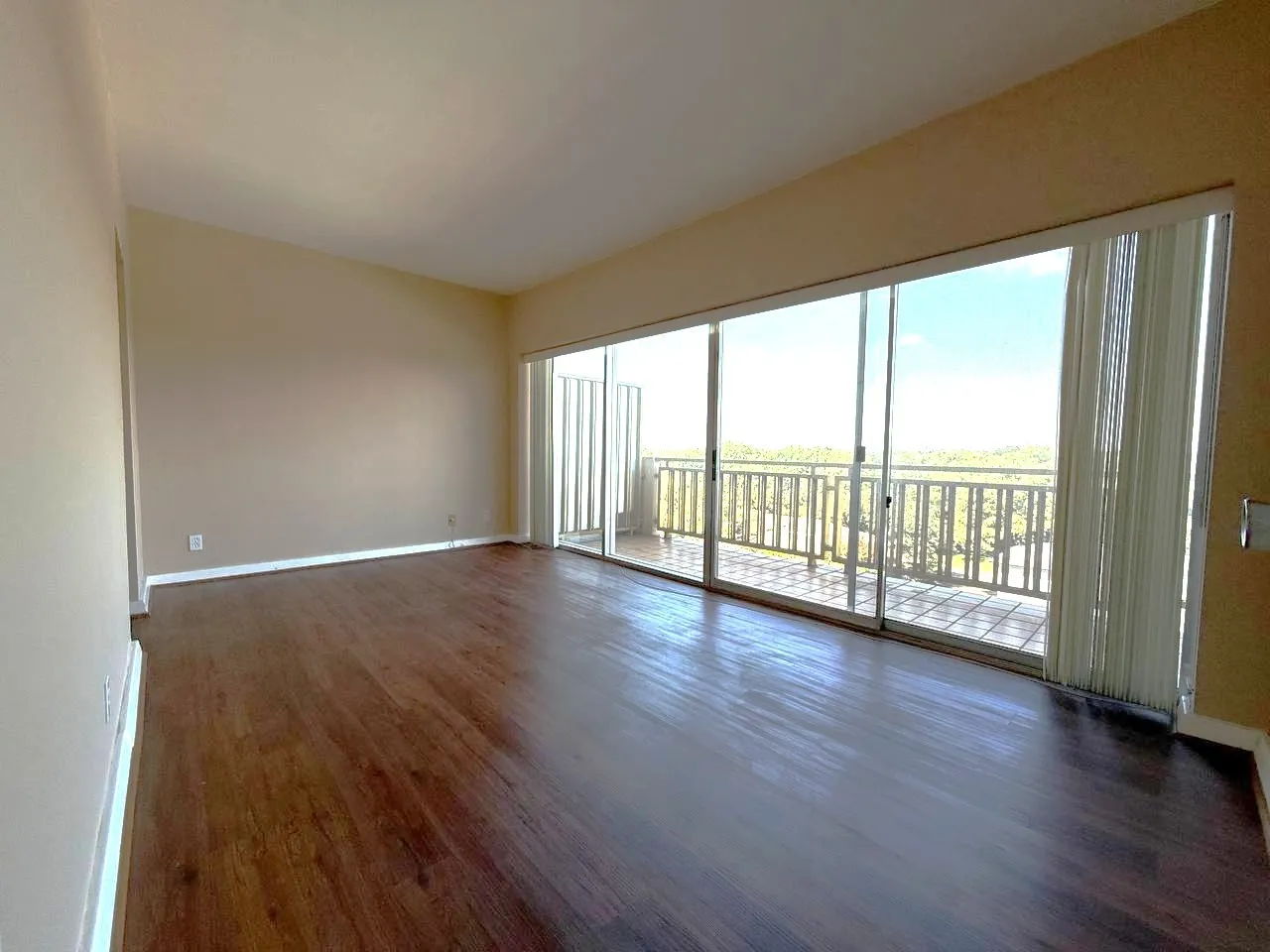 Condominium For Sale in Dallas County , 6211 W Northwest Highway G514, Dallas, Texas 75225, 1 Bedroom, 1 Bathroom, 1 Garage spaces, 710 Sqft, built in 1966, Preowned, mls#21067241, Real Estate Agent in Dallas, Homes For Sale in Dallas county, Homes For Sale in Dallas, Realtor in Dallas Texas, Real Estate Brokerage Independent Realty Texas, Luminita Cordes Realtor