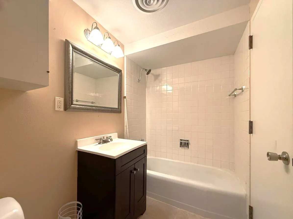 Condominium For Sale in Dallas County , 6211 W Northwest Highway G514, Dallas, Texas 75225, 1 Bedroom, 1 Bathroom, 1 Garage spaces, 710 Sqft, built in 1966, Preowned, mls#21067241, Real Estate Agent in Dallas, Homes For Sale in Dallas county, Homes For Sale in Dallas, Realtor in Dallas Texas, Real Estate Brokerage Independent Realty Texas, Luminita Cordes Realtor