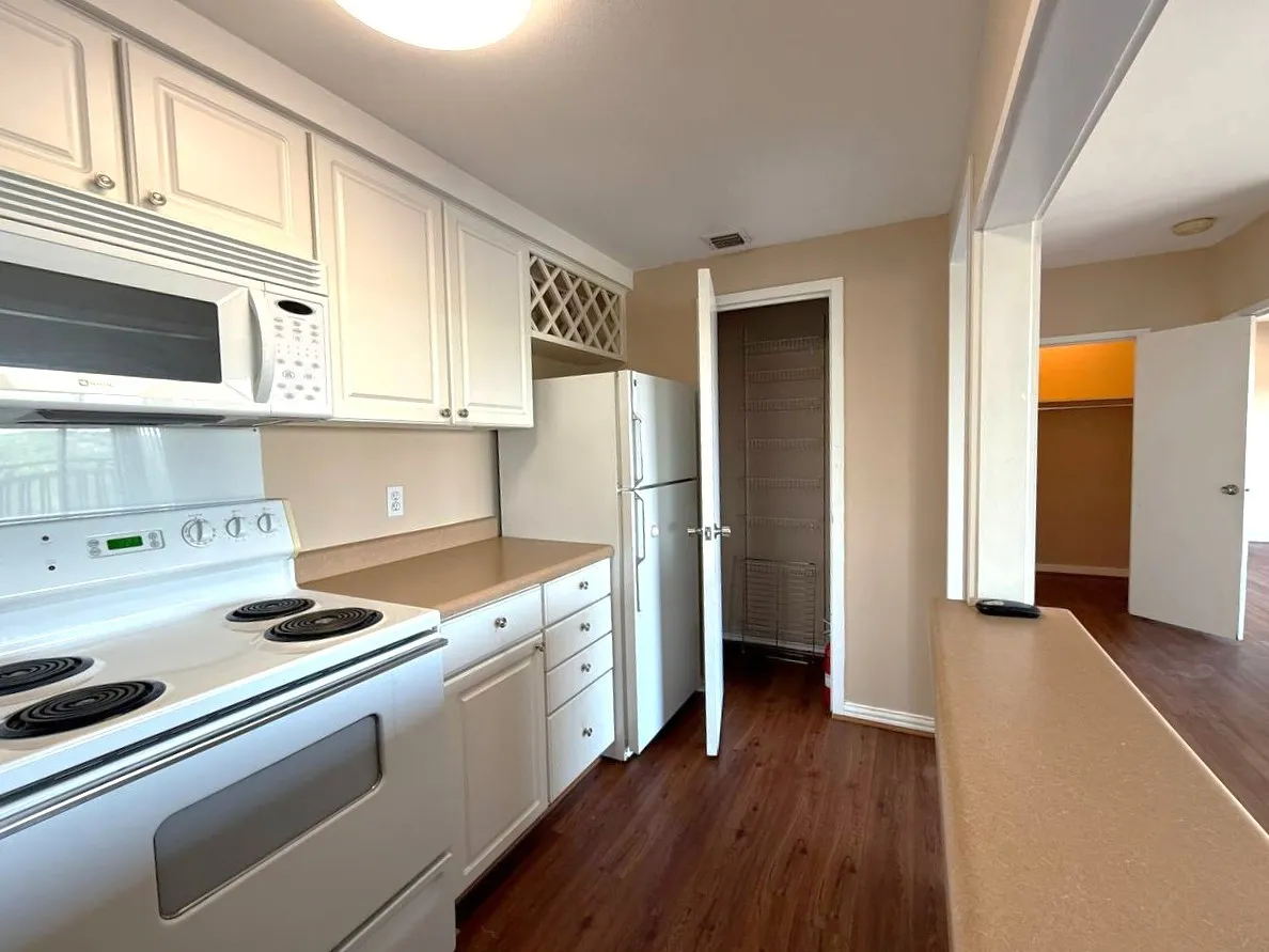 Condominium For Sale in Dallas County , 6211 W Northwest Highway G514, Dallas, Texas 75225, 1 Bedroom, 1 Bathroom, 1 Garage spaces, 710 Sqft, built in 1966, Preowned, mls#21067241, Real Estate Agent in Dallas, Homes For Sale in Dallas county, Homes For Sale in Dallas, Realtor in Dallas Texas, Real Estate Brokerage Independent Realty Texas, Luminita Cordes Realtor