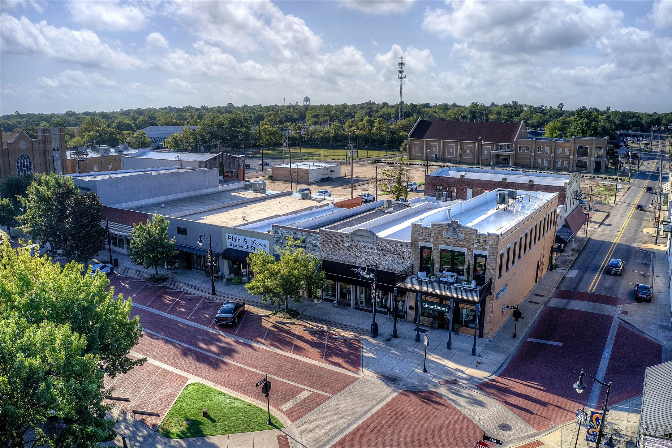 Bird's eye view. Store also has a side entrance on the side street.