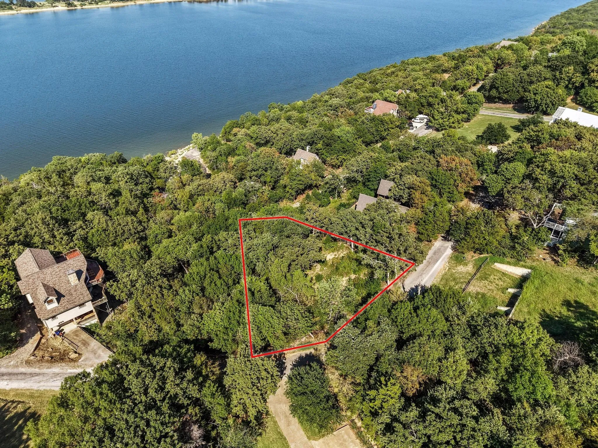 Aerial view of property's location featuring a nearby body of water and property boundaries highlighted