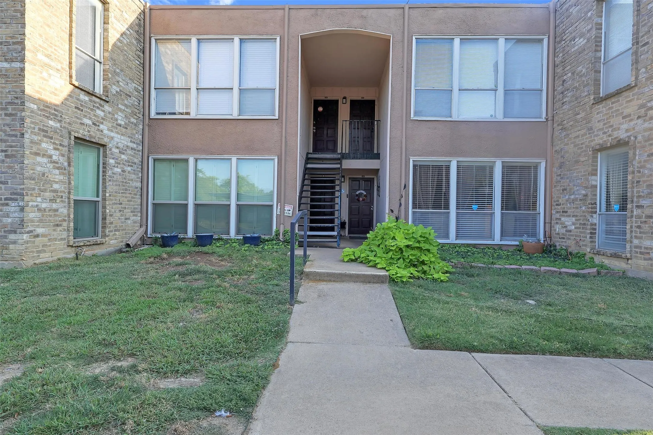 Condominium For Sale in Tarrant County , 5624 Boca Raton Boulevard 133, Fort Worth, Texas 76112, 2 Bedrooms, 2 Bathrooms, Garage spaces, 1,069 Sqft, built in 1972, Preowned, Price $121,000, mls#21077744, Real Estate Agent in Fort Worth, Homes For Sale in Tarrant county, Homes For Sale in Fort Worth, Realtor in Fort Worth Texas, Real Estate Brokerage Independent Realty Texas, Luminita Cordes Realtor