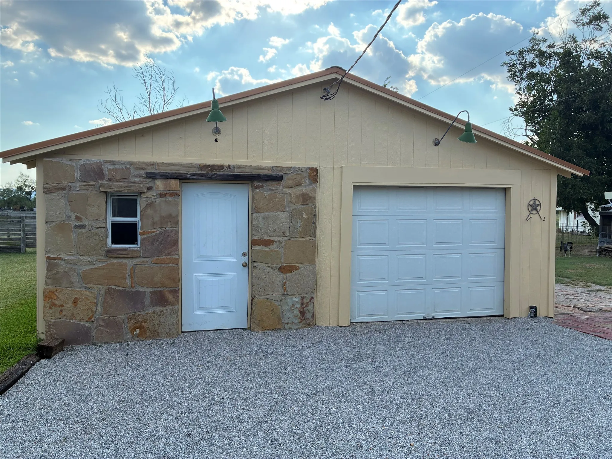 Single Family Residence For Sale in Parker County , 106 S Houston Street, Millsap, Texas 76066, 3 Bedroom, 1 Bathroom, 1 Garage spaces, 1,169 Sqft, built in 0, mls#21078128, Real Estate Agent in Millsap, Homes For Sale in Parker county, Homes For Sale in Millsap, Realtor in Millsap Texas, Real Estate Brokerage Independent Realty Texas, Luminita Cordes Realtor