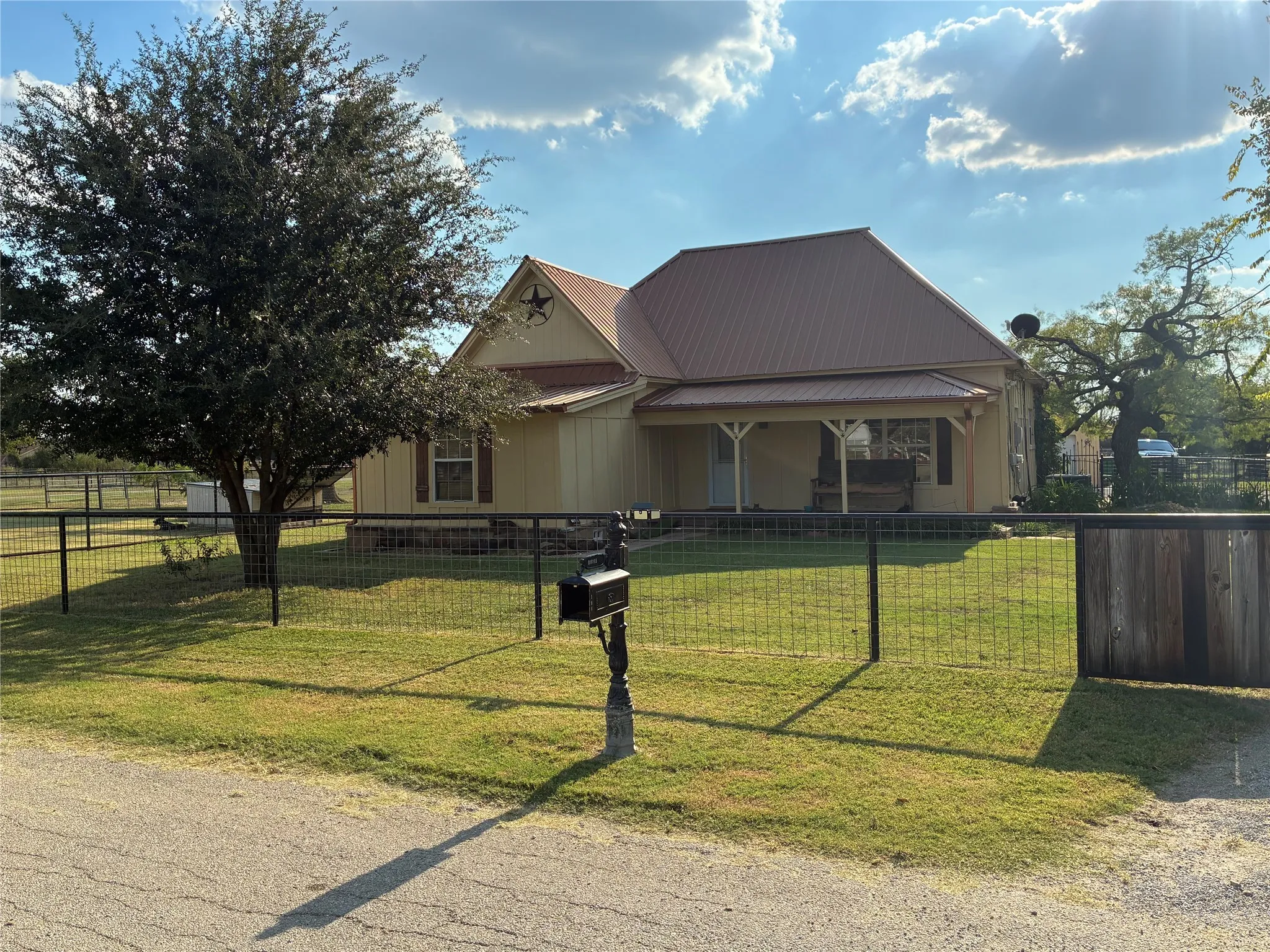 Single Family Residence For Sale in Parker County , 106 S Houston Street, Millsap, Texas 76066, 3 Bedroom, 1 Bathroom, 1 Garage spaces, 1,169 Sqft, built in 0, mls#21078128, Real Estate Agent in Millsap, Homes For Sale in Parker county, Homes For Sale in Millsap, Realtor in Millsap Texas, Real Estate Brokerage Independent Realty Texas, Luminita Cordes Realtor