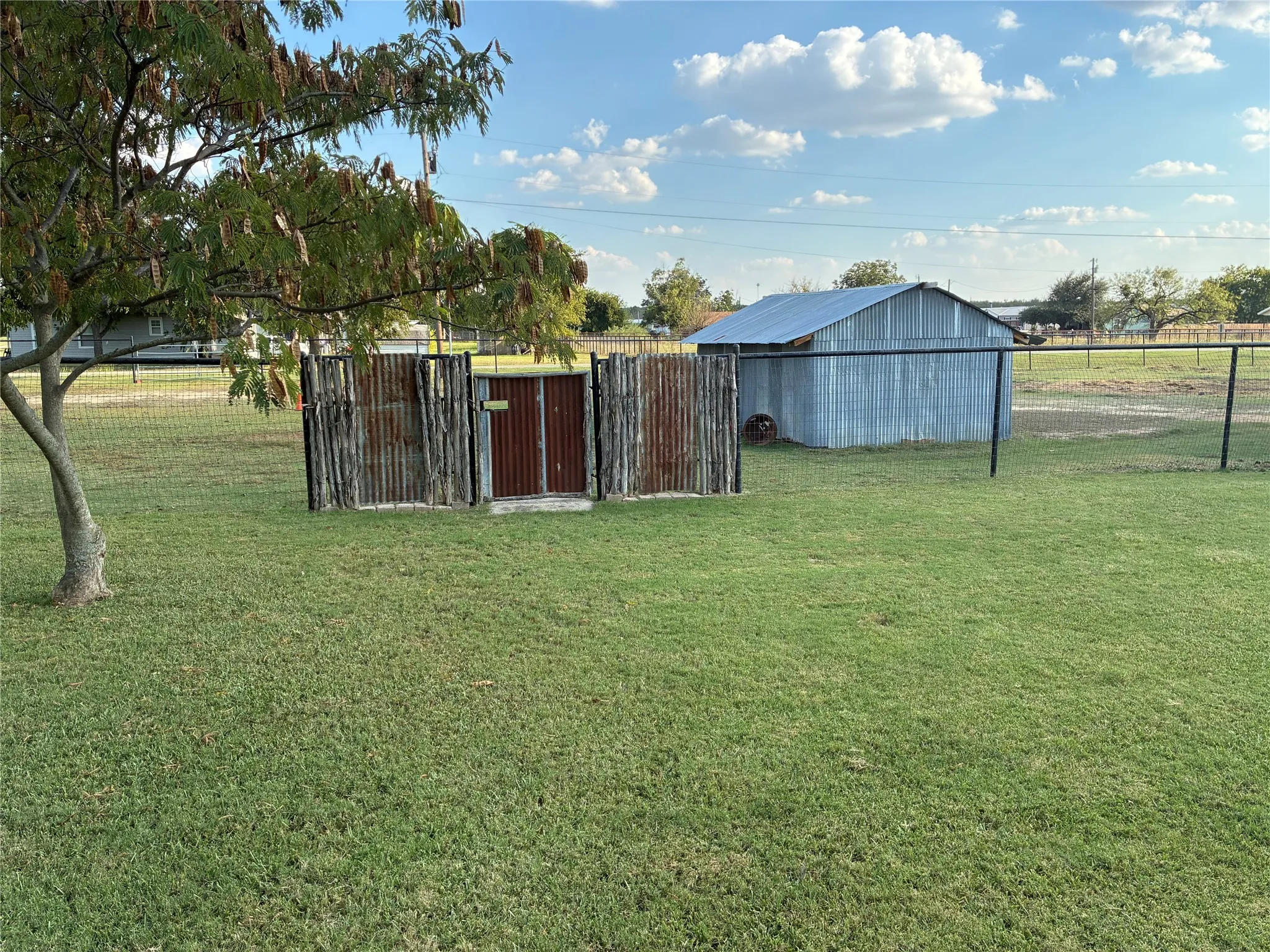 Single Family Residence For Sale in Parker County , 106 S Houston Street, Millsap, Texas 76066, 3 Bedroom, 1 Bathroom, 1 Garage spaces, 1,169 Sqft, built in 0, mls#21078128, Real Estate Agent in Millsap, Homes For Sale in Parker county, Homes For Sale in Millsap, Realtor in Millsap Texas, Real Estate Brokerage Independent Realty Texas, Luminita Cordes Realtor