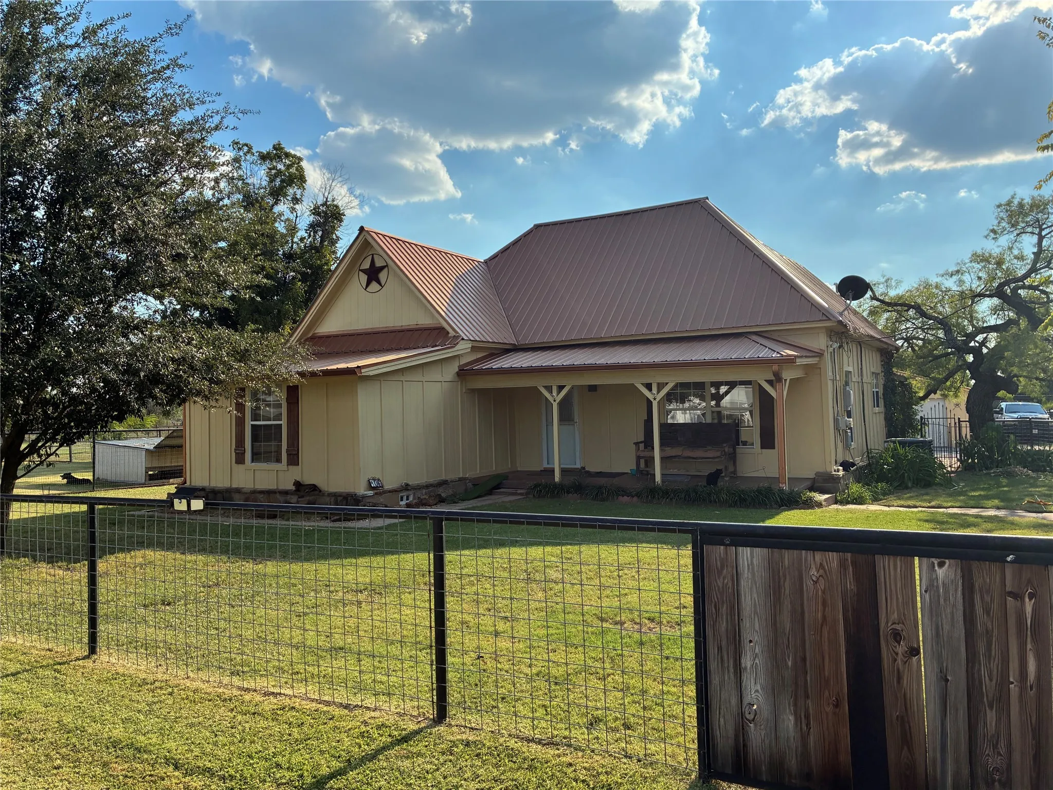 Single Family Residence For Sale in Parker County , 106 S Houston Street, Millsap, Texas 76066, 3 Bedroom, 1 Bathroom, 1 Garage spaces, 1,169 Sqft, built in 0, mls#21078128, Real Estate Agent in Millsap, Homes For Sale in Parker county, Homes For Sale in Millsap, Realtor in Millsap Texas, Real Estate Brokerage Independent Realty Texas, Luminita Cordes Realtor