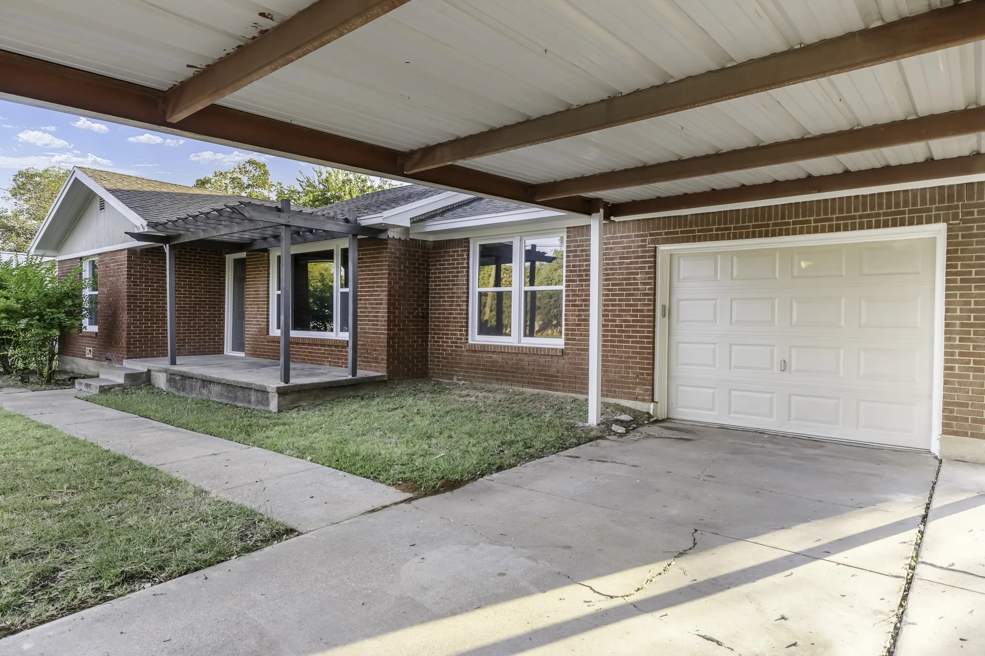 Single Family Residence For Sale in Erath County , 1750 N Graham Street, Stephenville, Texas 76401, 4 Bedroom, 3 Bathroom, Garage spaces, 2,241 Sqft, built in 1952, mls#21078583, Real Estate Agent in Stephenville, Homes For Sale in Erath county, Homes For Sale in Stephenville, Realtor in Stephenville Texas, Real Estate Brokerage Independent Realty Texas, Luminita Cordes Realtor