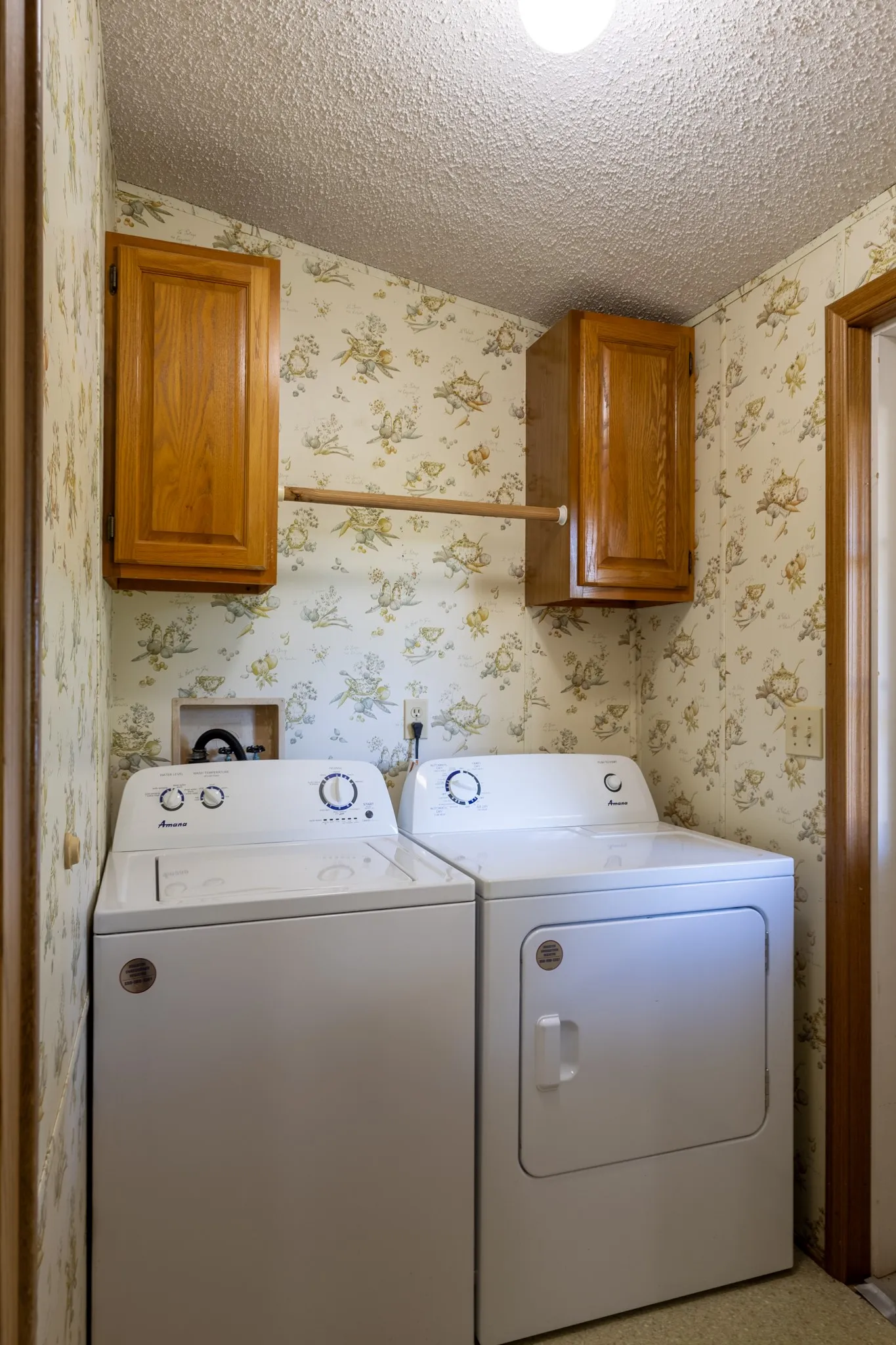 Single Family Residence For Sale in Palo Pinto County , 4713 Fox Hollow Road, Possum Kingdom Lake, Texas 76450, 3 Bedroom, 2 Bathroom, 3 Garage spaces, 1,680 Sqft, built in 1985, mls#21075472, Real Estate Agent in Possum Kingdom Lake, Homes For Sale in Palo Pinto county, Homes For Sale in Possum Kingdom Lake, Realtor in Possum Kingdom Lake Texas, Real Estate Brokerage Independent Realty Texas, Luminita Cordes Realtor