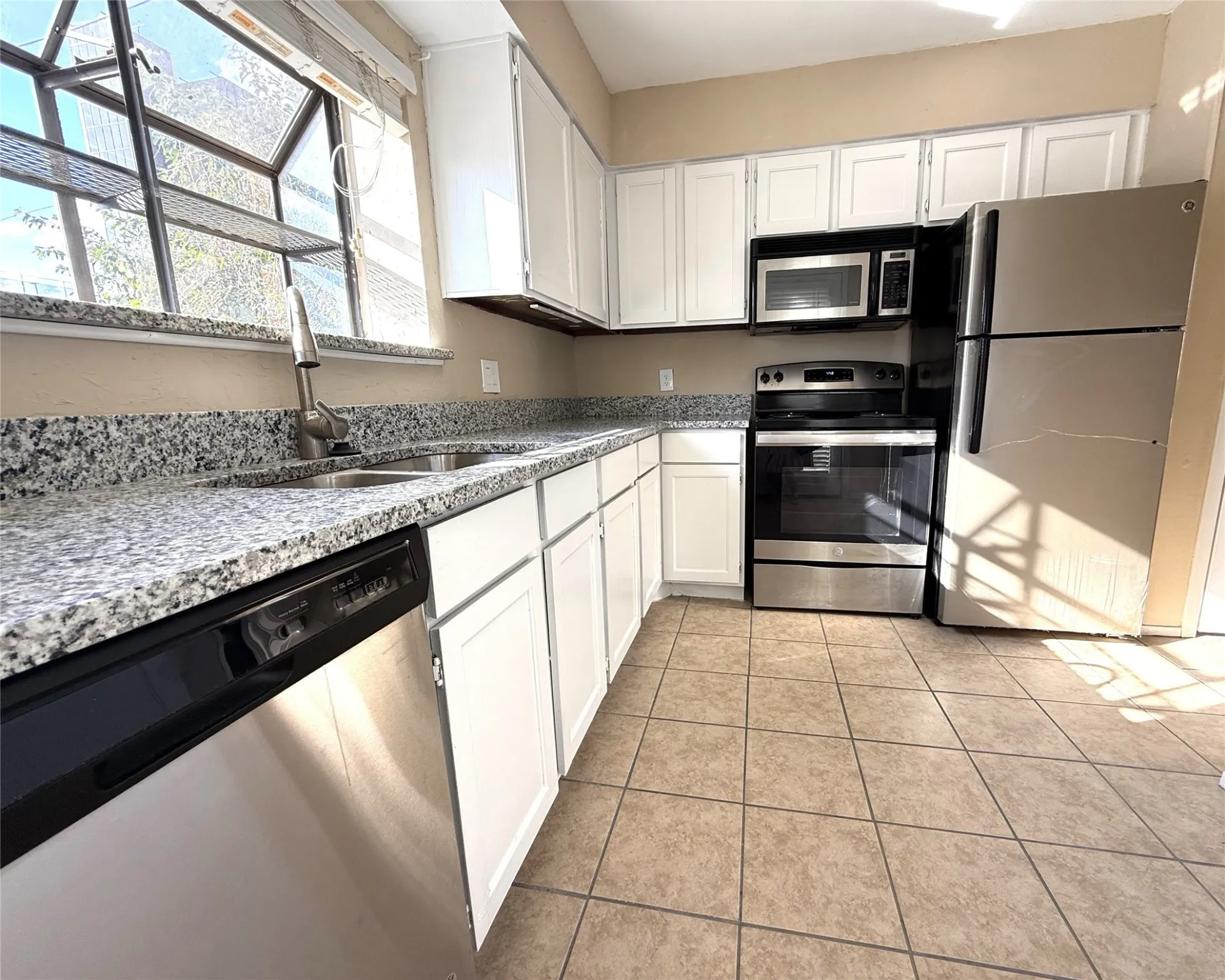Condominium For Sale in Dallas County , 5335 Bent Tree Forest Drive 240, Dallas, Texas 75248, 1 Bedroom, 1 Bathroom, Garage spaces, 678 Sqft, built in 1981, Preowned, Price $149,500, mls#21064291, Real Estate Agent in Dallas, Homes For Sale in Dallas county, Homes For Sale in Dallas, Realtor in Dallas Texas, Real Estate Brokerage Independent Realty Texas, Luminita Cordes Realtor