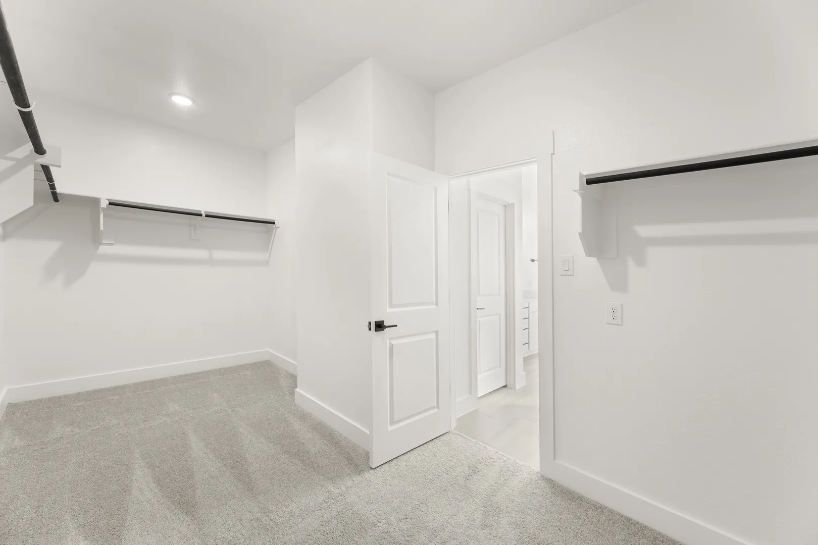 23. 219 Saddletree - Closet