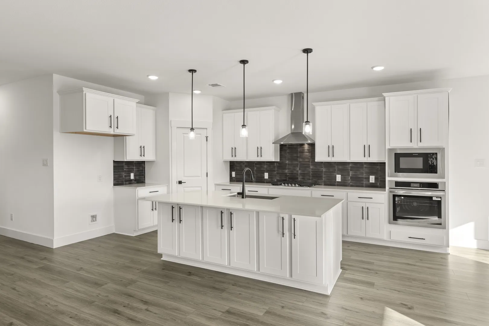 13. 219 Saddletree - Kitchen (2)