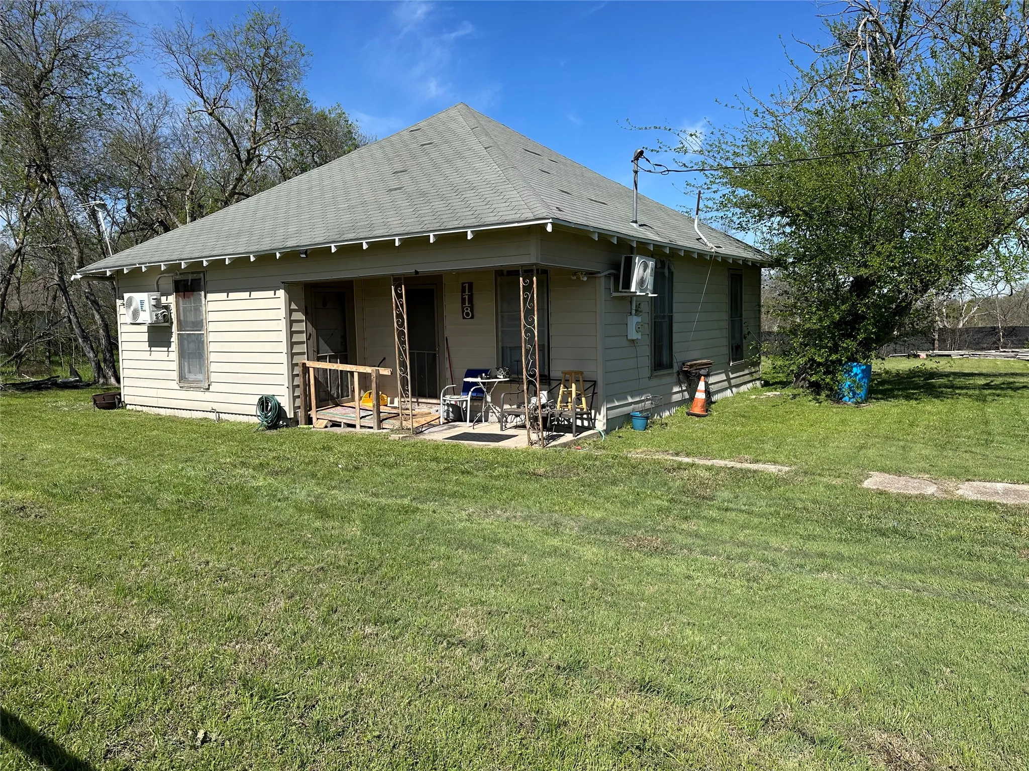 Single Family Residence For Sale in Limestone County , 5273 Fm 73 Road, Prairie Hill, Texas 76678, 3 Bedrooms, 2 Bathrooms, 2 Garage spaces, 2,645 Sqft, built in 1959, Price $225,000, mls#21076386, Real Estate Agent in Prairie Hill, Homes For Sale in Limestone county, Homes For Sale in Prairie Hill, Realtor in Prairie Hill Texas, Real Estate Brokerage Independent Realty Texas, Luminita Cordes Realtor