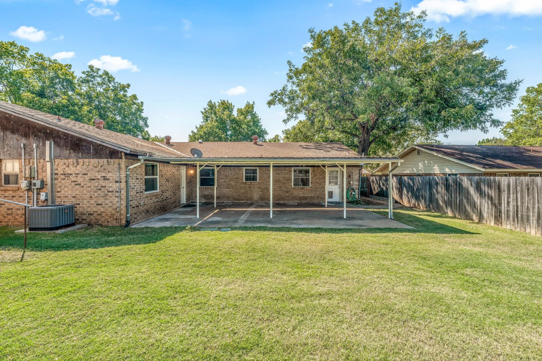 Single Family Residence For Sale in Young County , 1003 Royal Lane, Graham, Texas 76450, 5 Bedroom, 4 Bathroom, 2 Garage spaces, 2,320 Sqft, built in 1975, Preowned, mls#21079484, Real Estate Agent in Graham, Homes For Sale in Young county, Homes For Sale in Graham, Realtor in Graham Texas, Real Estate Brokerage Independent Realty Texas, Luminita Cordes Realtor