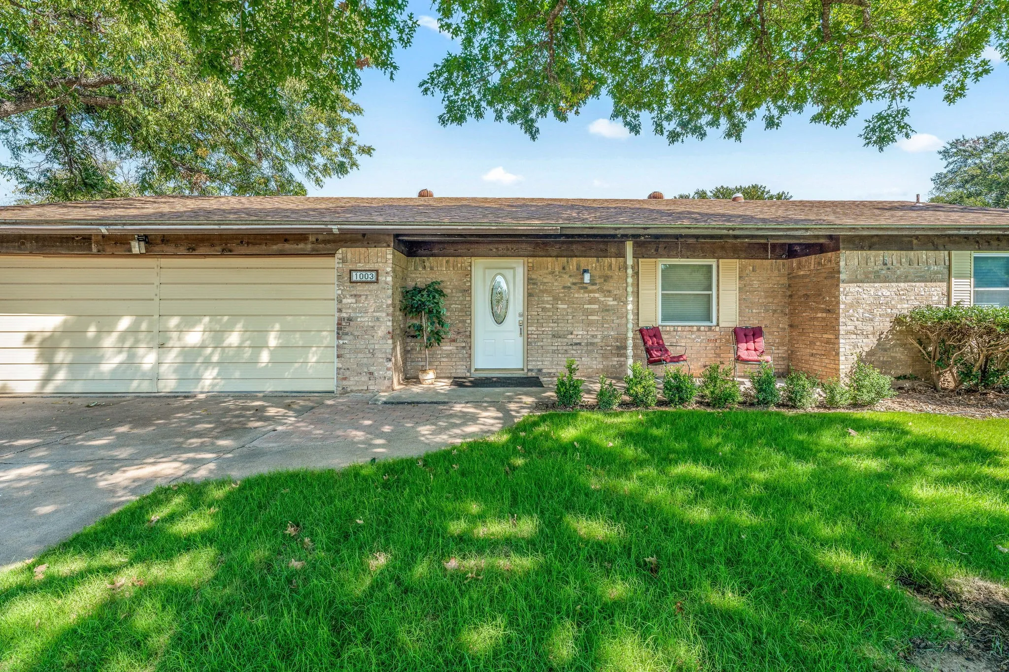 Single Family Residence For Sale in Young County , 1003 Royal Lane, Graham, Texas 76450, 5 Bedroom, 4 Bathroom, 2 Garage spaces, 2,320 Sqft, built in 1975, Preowned, mls#21079484, Real Estate Agent in Graham, Homes For Sale in Young county, Homes For Sale in Graham, Realtor in Graham Texas, Real Estate Brokerage Independent Realty Texas, Luminita Cordes Realtor