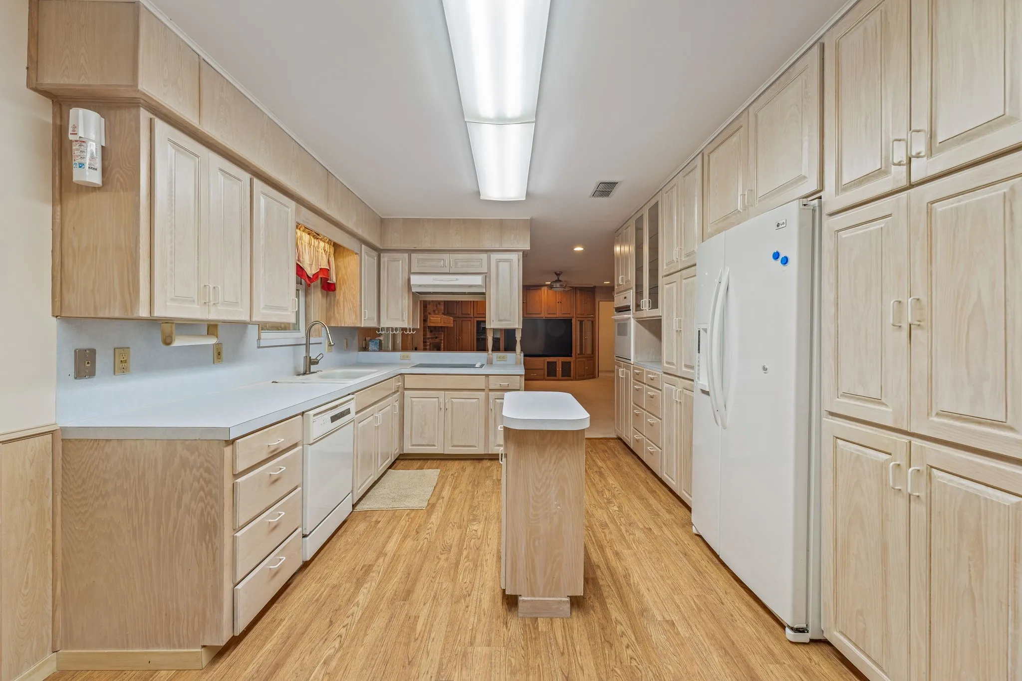 Single Family Residence For Sale in Young County , 1003 Royal Lane, Graham, Texas 76450, 5 Bedroom, 4 Bathroom, 2 Garage spaces, 2,320 Sqft, built in 1975, Preowned, mls#21079484, Real Estate Agent in Graham, Homes For Sale in Young county, Homes For Sale in Graham, Realtor in Graham Texas, Real Estate Brokerage Independent Realty Texas, Luminita Cordes Realtor