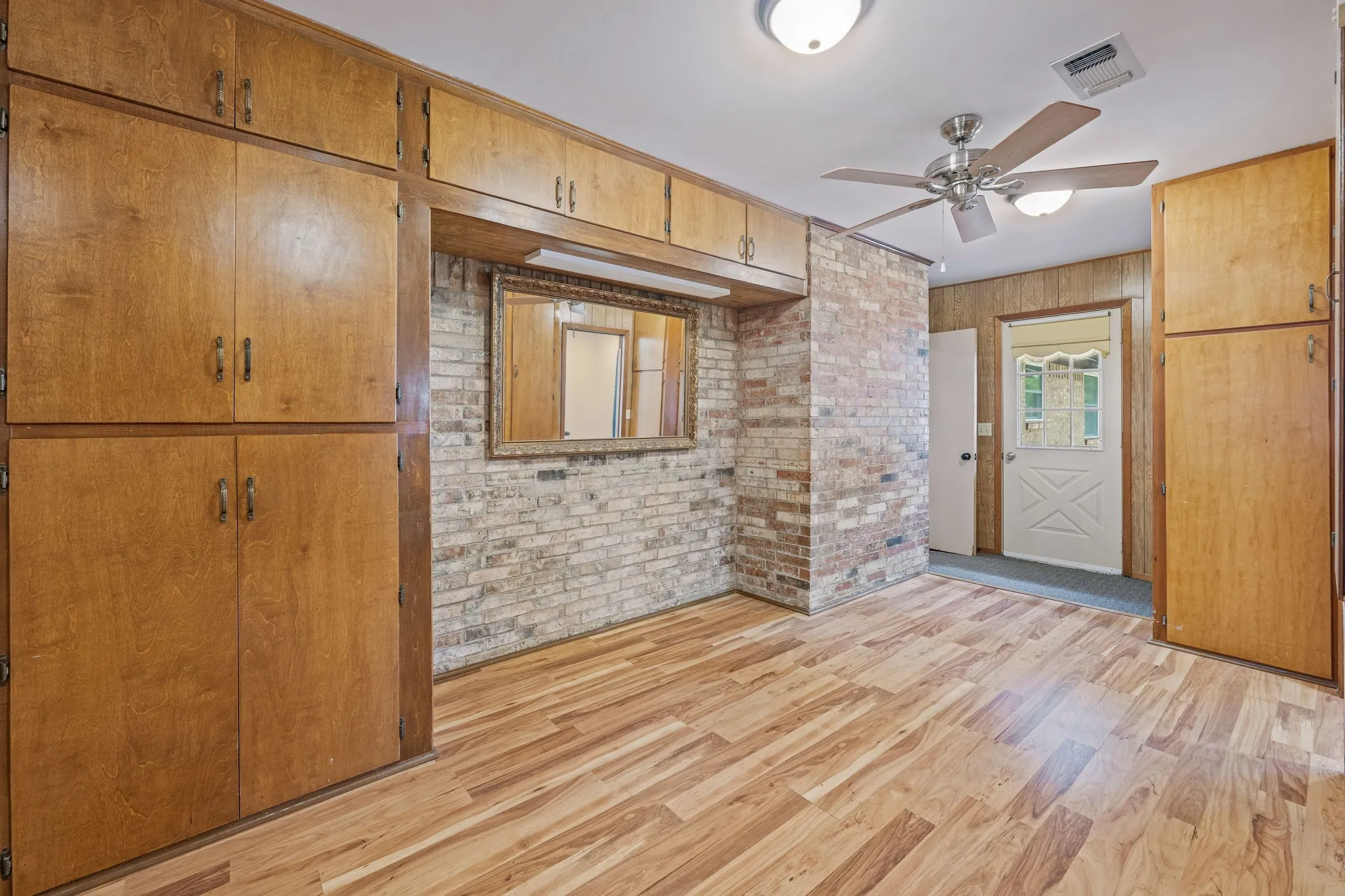 Single Family Residence For Sale in Young County , 1003 Royal Lane, Graham, Texas 76450, 5 Bedroom, 4 Bathroom, 2 Garage spaces, 2,320 Sqft, built in 1975, Preowned, mls#21079484, Real Estate Agent in Graham, Homes For Sale in Young county, Homes For Sale in Graham, Realtor in Graham Texas, Real Estate Brokerage Independent Realty Texas, Luminita Cordes Realtor