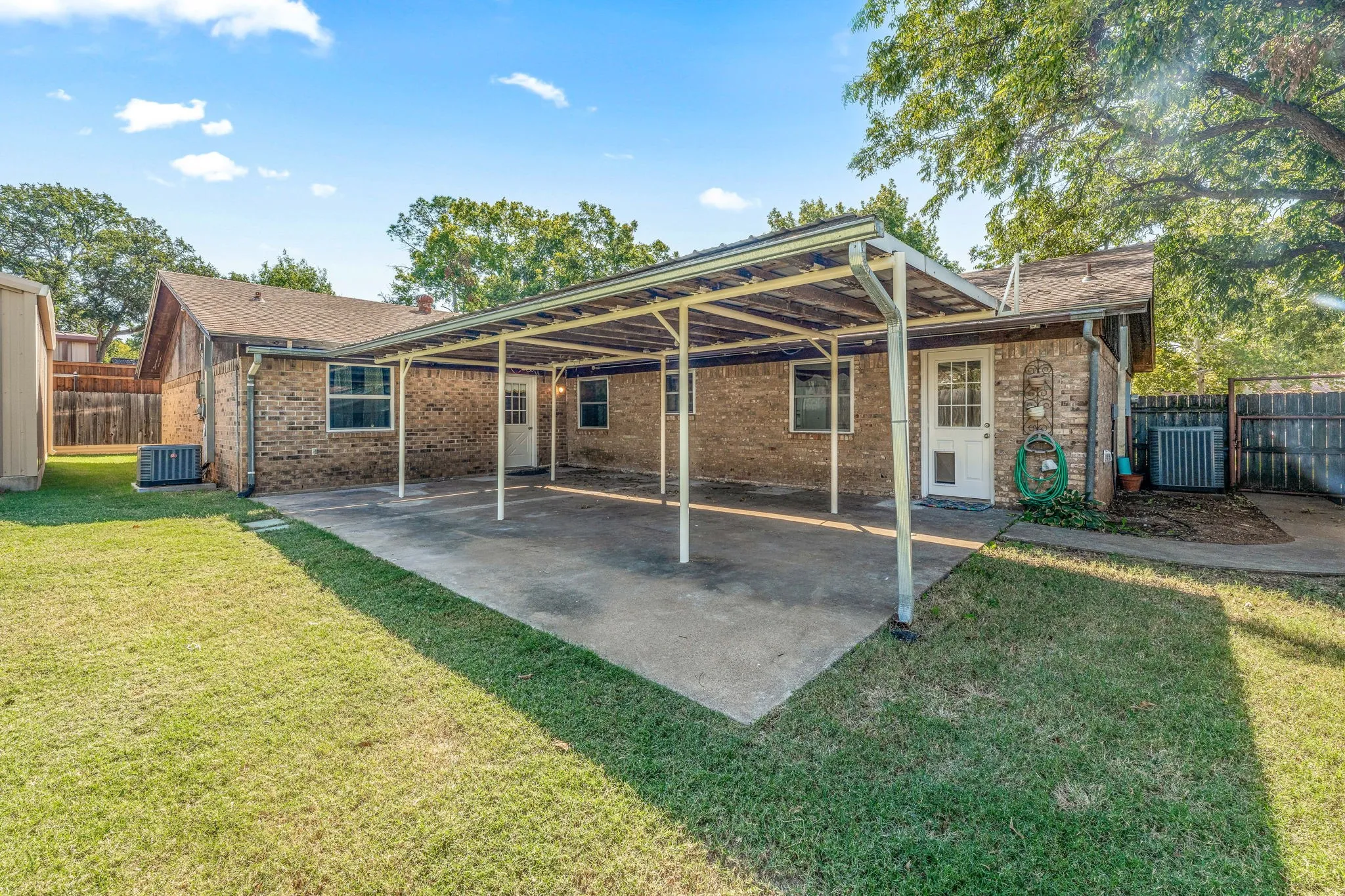 Single Family Residence For Sale in Young County , 1003 Royal Lane, Graham, Texas 76450, 5 Bedroom, 4 Bathroom, 2 Garage spaces, 2,320 Sqft, built in 1975, Preowned, mls#21079484, Real Estate Agent in Graham, Homes For Sale in Young county, Homes For Sale in Graham, Realtor in Graham Texas, Real Estate Brokerage Independent Realty Texas, Luminita Cordes Realtor
