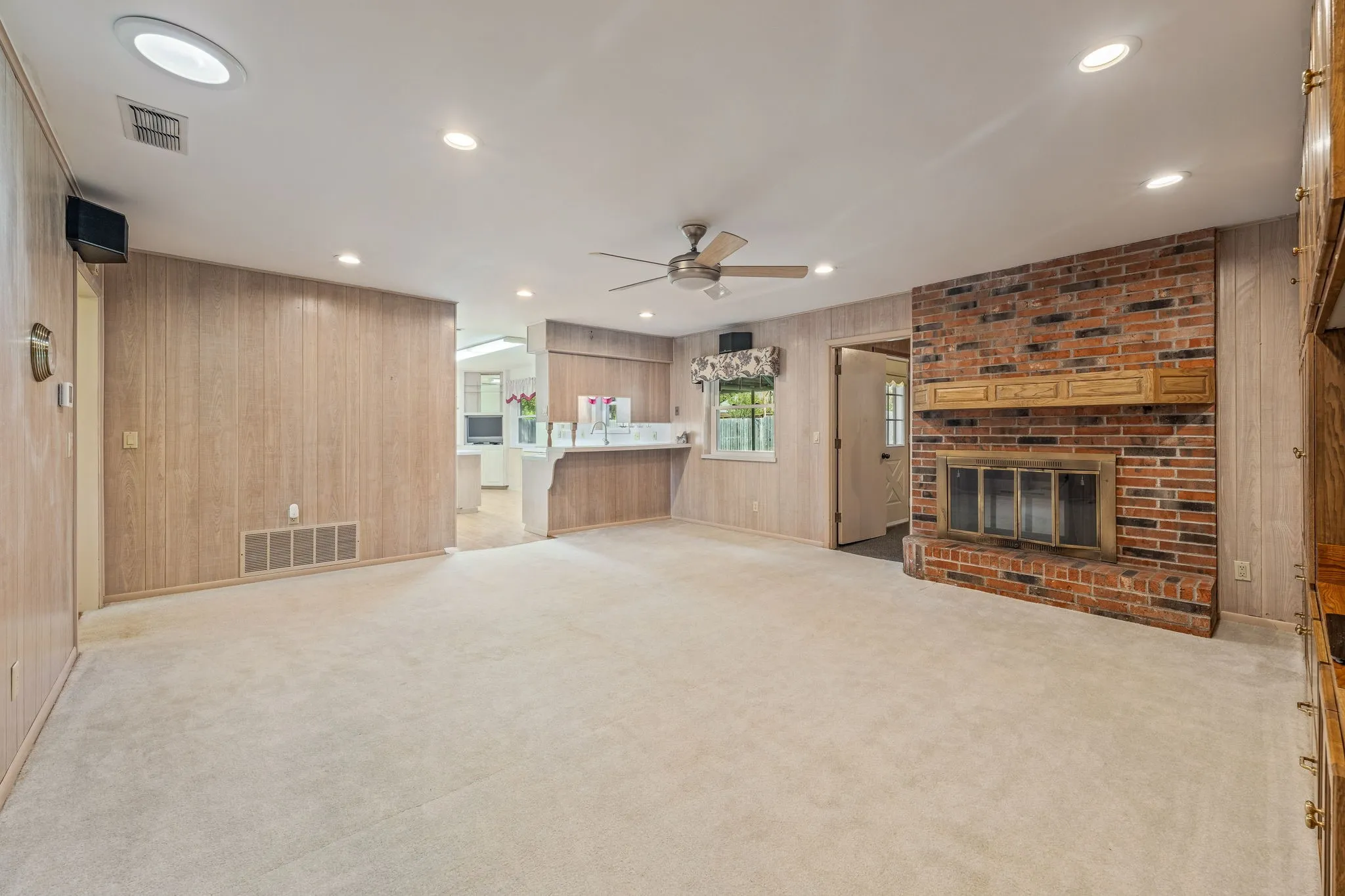 Single Family Residence For Sale in Young County , 1003 Royal Lane, Graham, Texas 76450, 5 Bedroom, 4 Bathroom, 2 Garage spaces, 2,320 Sqft, built in 1975, Preowned, mls#21079484, Real Estate Agent in Graham, Homes For Sale in Young county, Homes For Sale in Graham, Realtor in Graham Texas, Real Estate Brokerage Independent Realty Texas, Luminita Cordes Realtor
