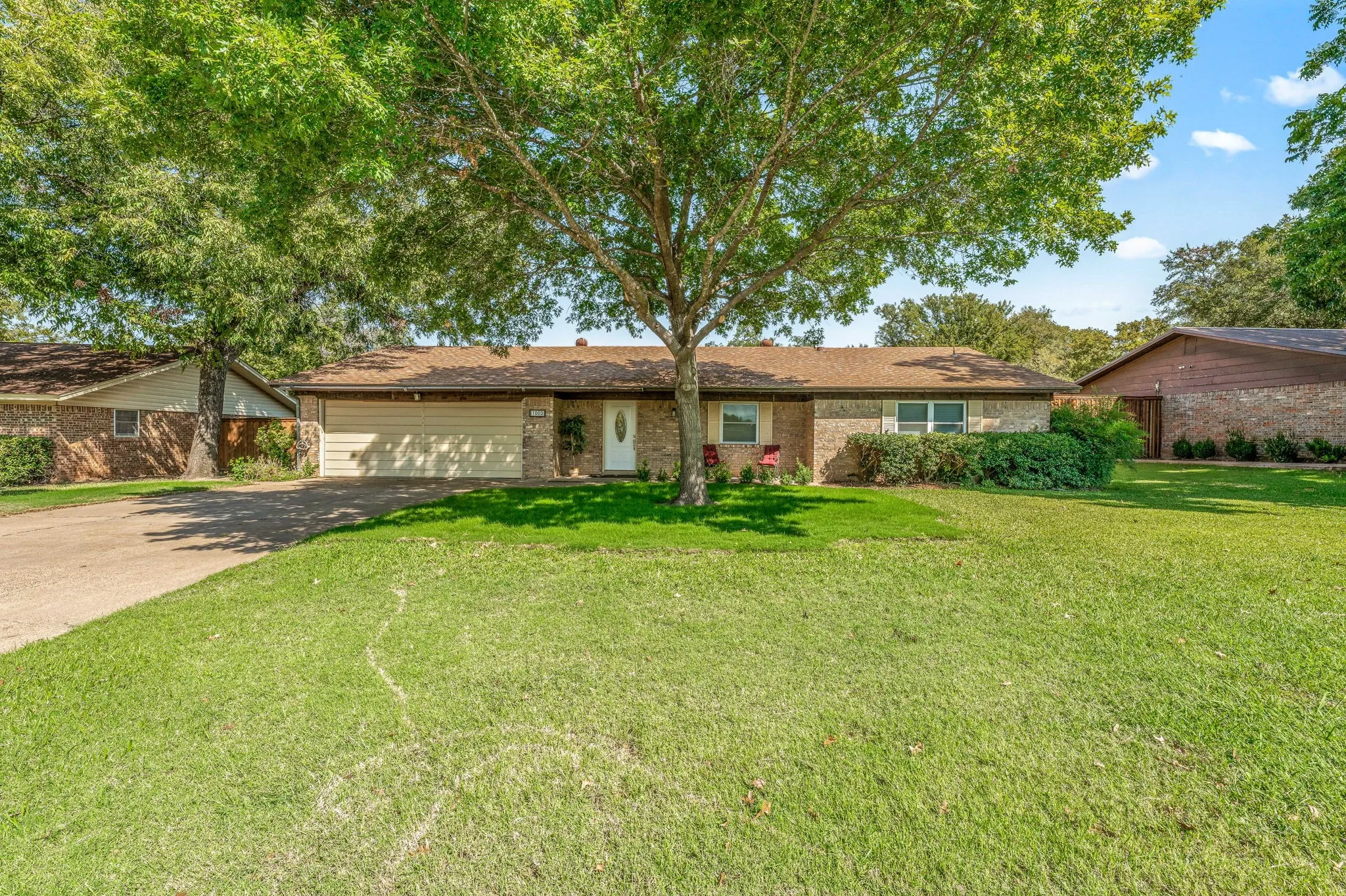 Single Family Residence For Sale in Young County , 1003 Royal Lane, Graham, Texas 76450, 5 Bedroom, 4 Bathroom, 2 Garage spaces, 2,320 Sqft, built in 1975, Preowned, mls#21079484, Real Estate Agent in Graham, Homes For Sale in Young county, Homes For Sale in Graham, Realtor in Graham Texas, Real Estate Brokerage Independent Realty Texas, Luminita Cordes Realtor