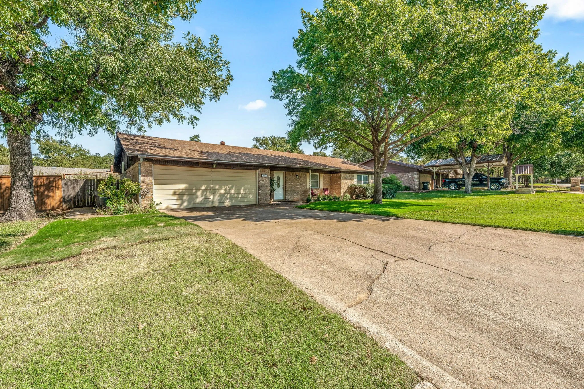 Single Family Residence For Sale in Young County , 1003 Royal Lane, Graham, Texas 76450, 5 Bedroom, 4 Bathroom, 2 Garage spaces, 2,320 Sqft, built in 1975, Preowned, mls#21079484, Real Estate Agent in Graham, Homes For Sale in Young county, Homes For Sale in Graham, Realtor in Graham Texas, Real Estate Brokerage Independent Realty Texas, Luminita Cordes Realtor